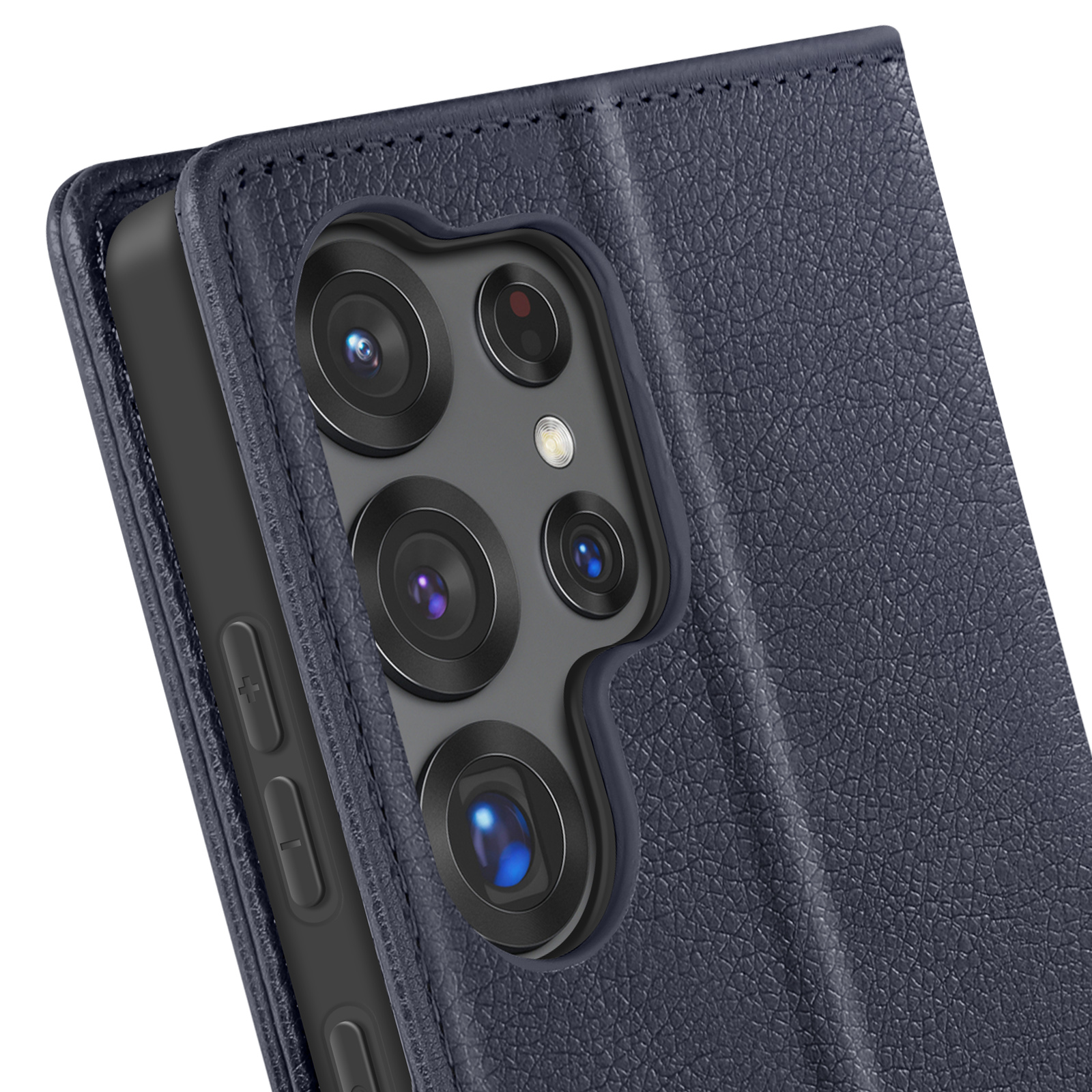 Custodia blu scuro, aperta. Telefono con più fotocamere. Primo piano.