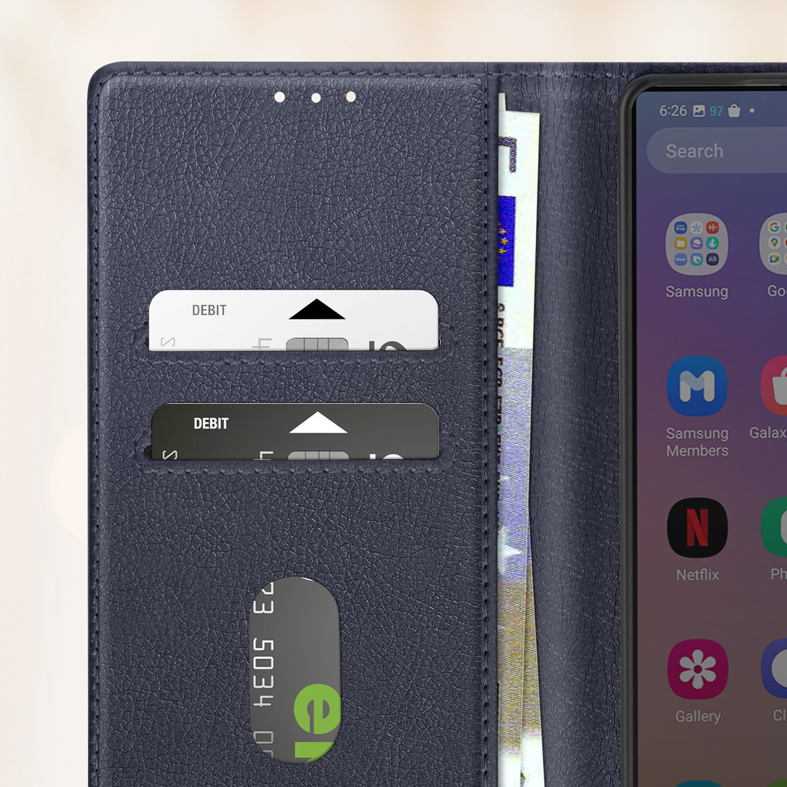 Custodia blu scuro per telefono con carte di debito e telefono. Le app Samsung sono visibili.