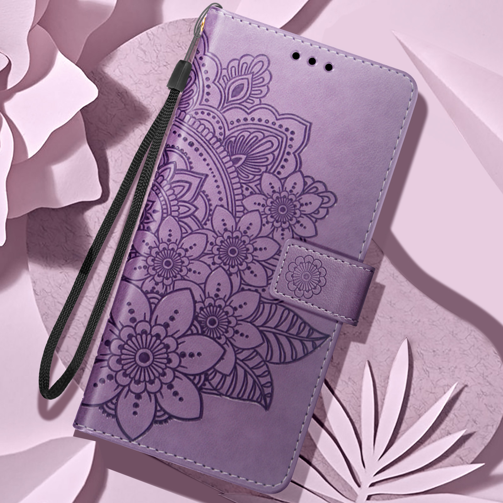 Una custodia viola per telefono con un design floreale e un cinturino. La custodia è su uno sfondo viola.