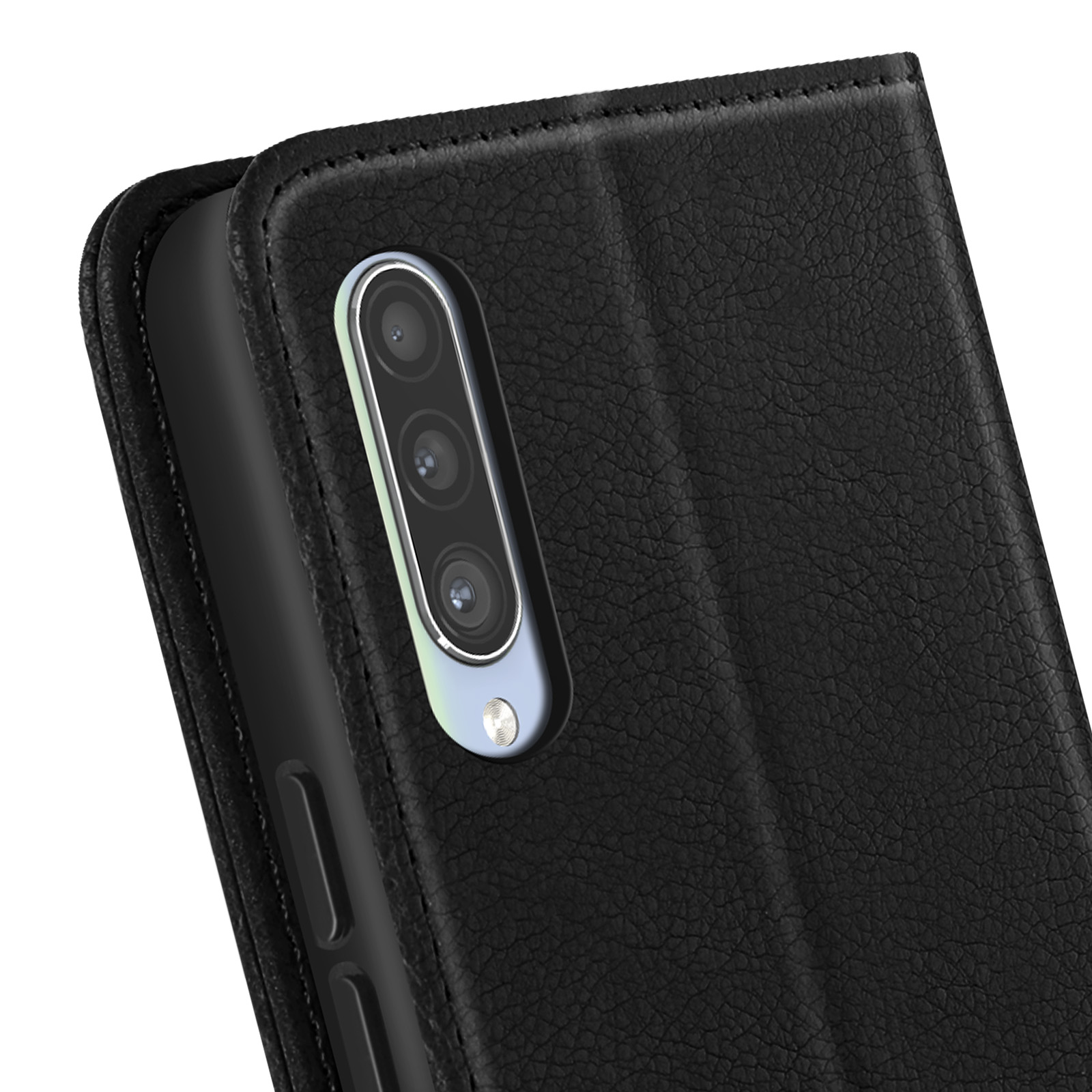 Primer plano de una funda de teléfono negra con lentes de triple cámara. Acabado texturizado.