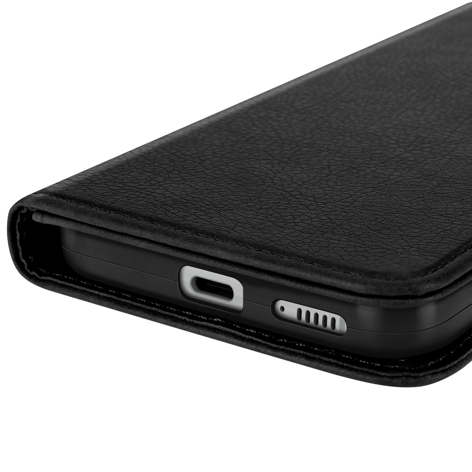 Primer plano de una funda negra para teléfono con puertos de carga y altavoz visibles.