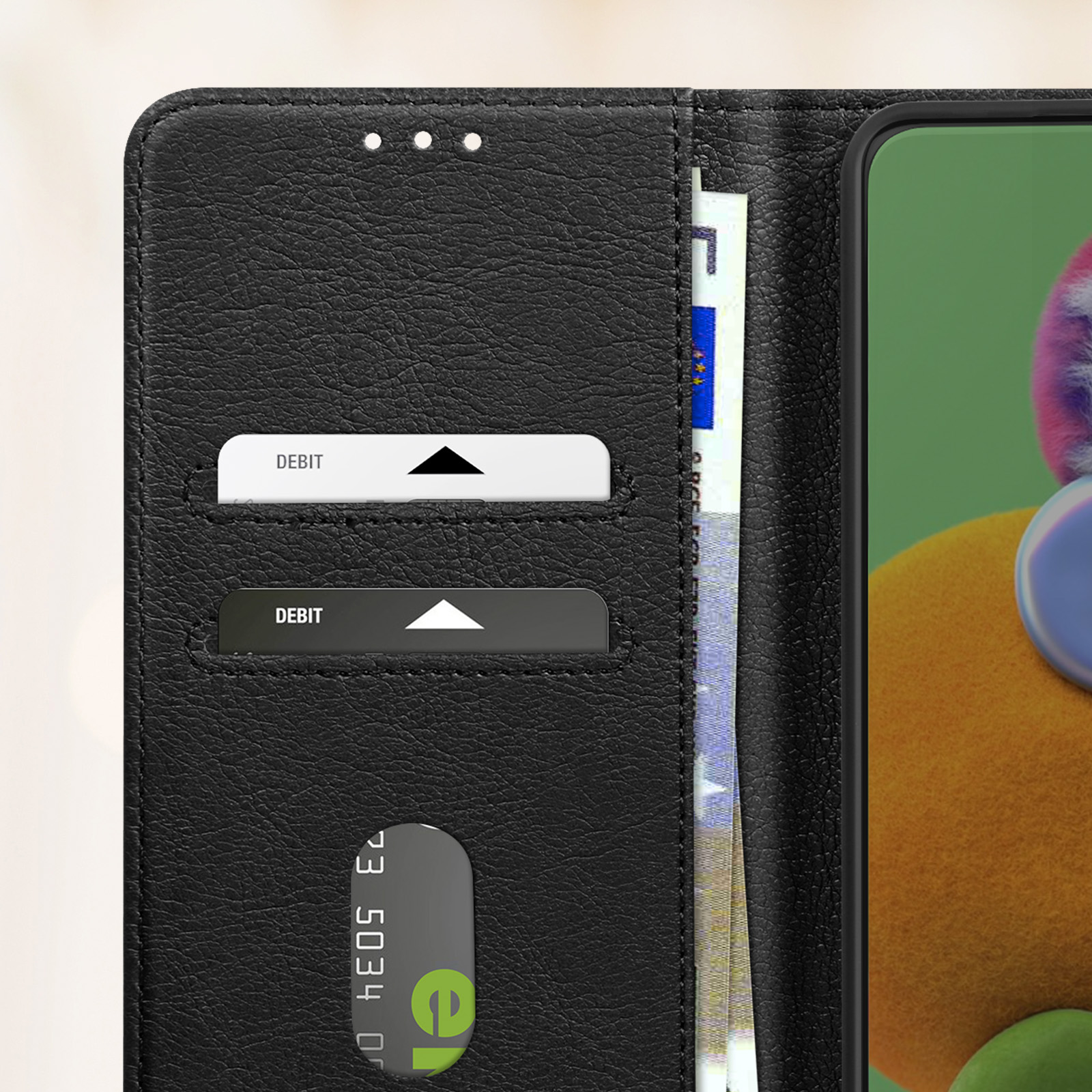Funda negra para teléfono con ranuras para tarjetas, sosteniendo un teléfono con pantalla verde y dinero.