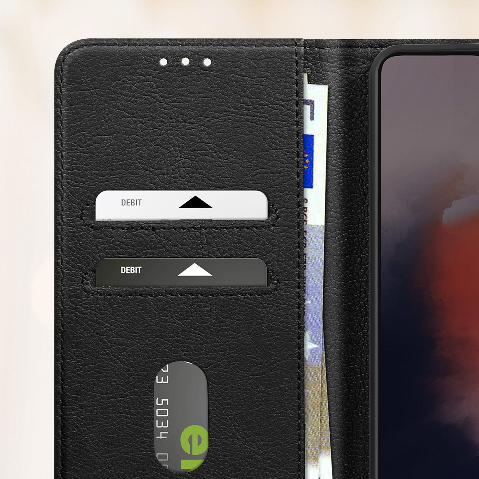 Custodia nera per telefono, con carte di debito e denaro all'interno. Schermo visibile.