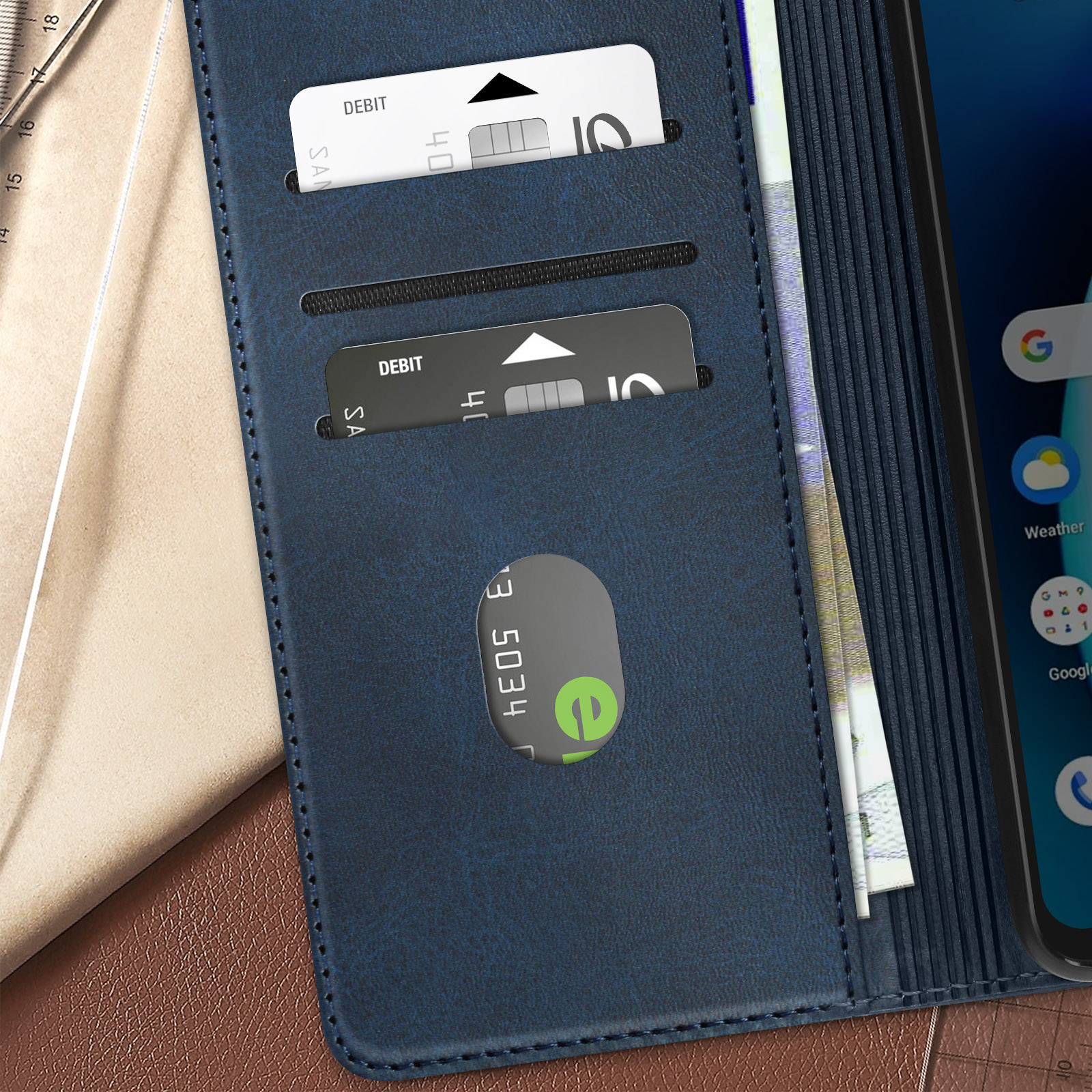 Custodia per telefono blu aperta con carte e telefono all'interno. Carte di debito visibili.
