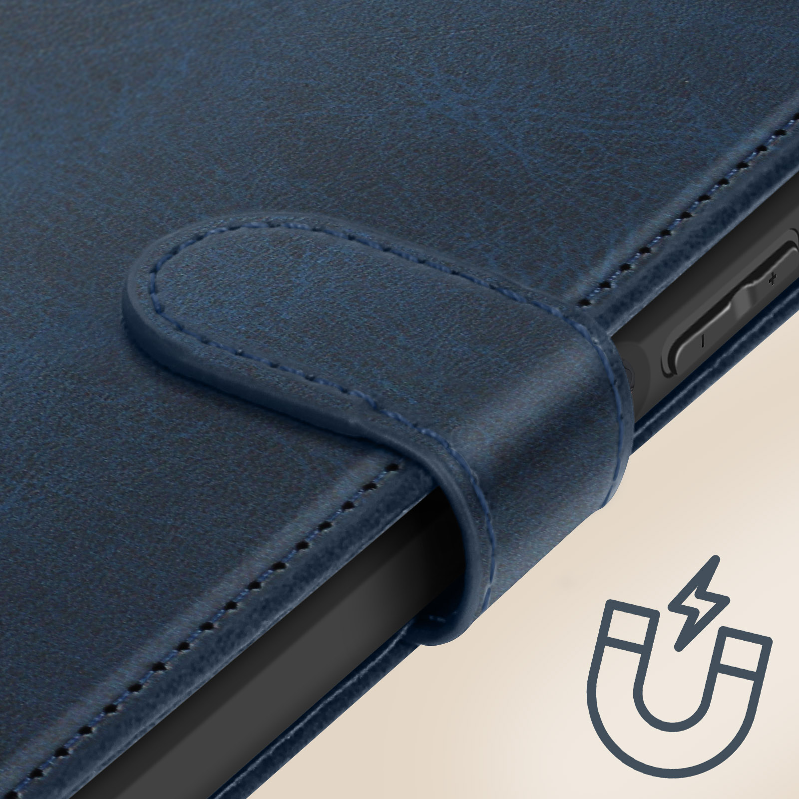 Primo piano di custodia blu per telefono con chiusura magnetica. Dettaglio cucitura visibile.