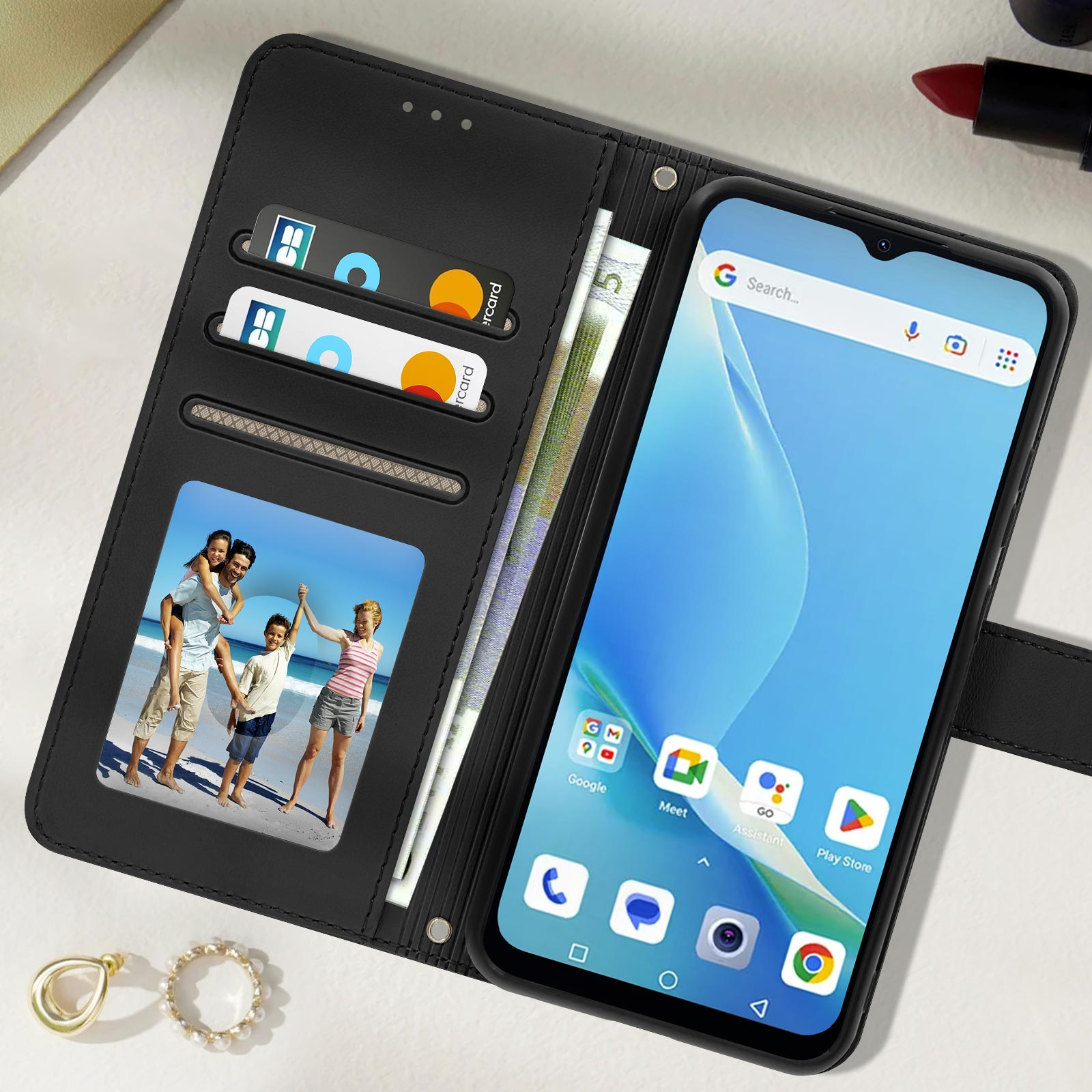 Geöffnete Handyhülle mit Karten und Foto. Ein Handy befindet sich auf der rechten Seite.