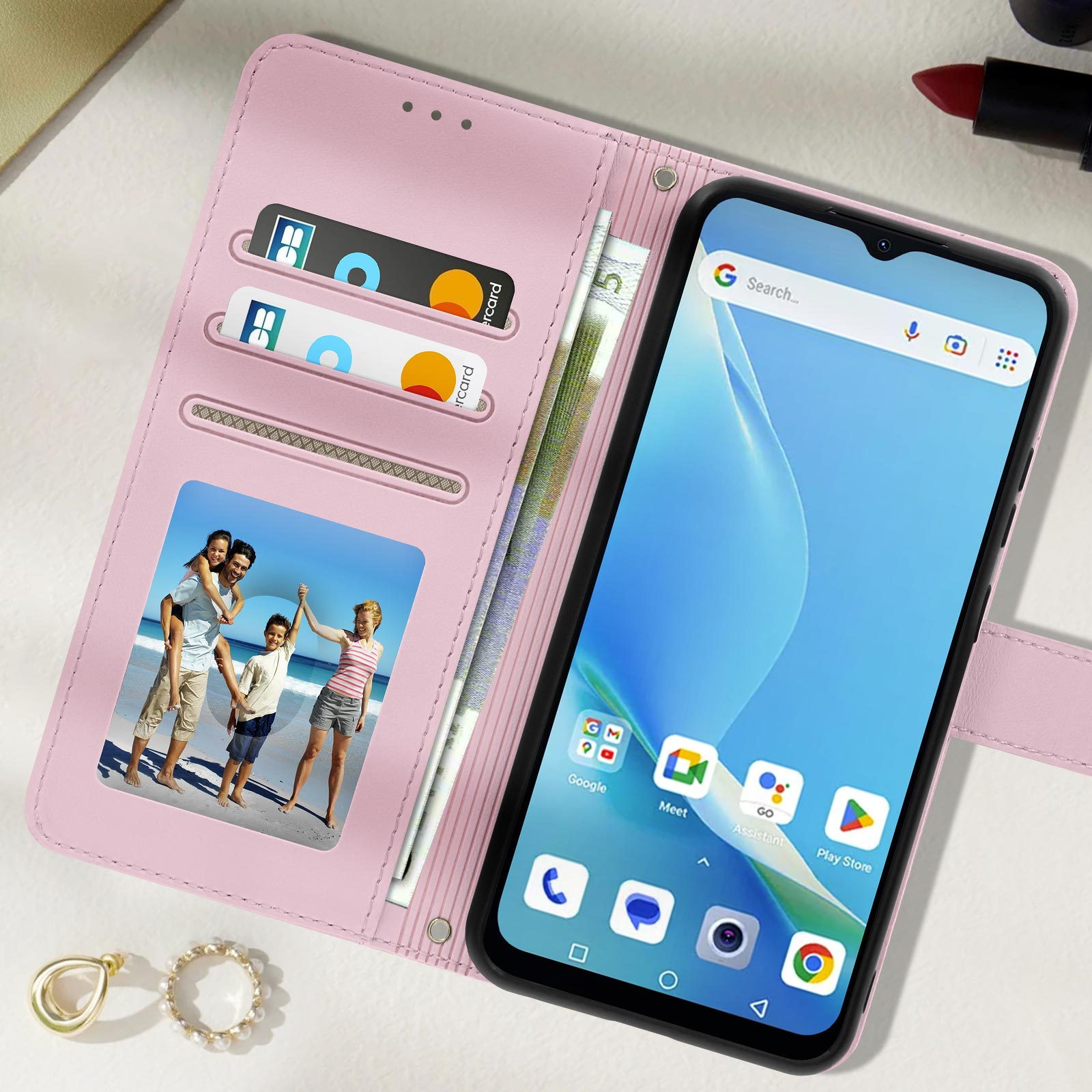 Rosa Handyhülle, offen, mit Karten, Foto. Telefonbildschirm zeigt App-Oberfläche.