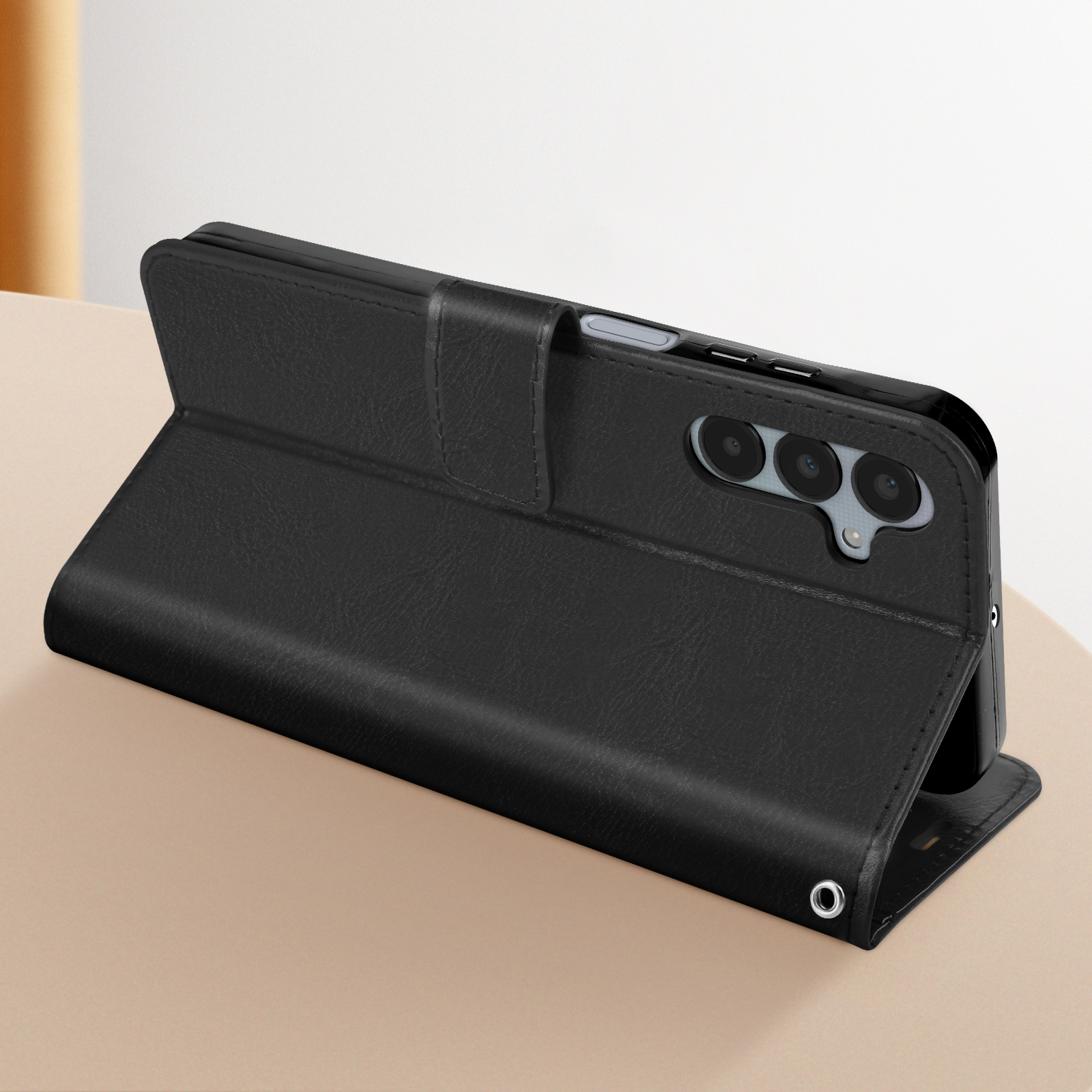 Custodia per telefono nera aperta, che rivela il telefono. Tre obiettivi della fotocamera visibili.