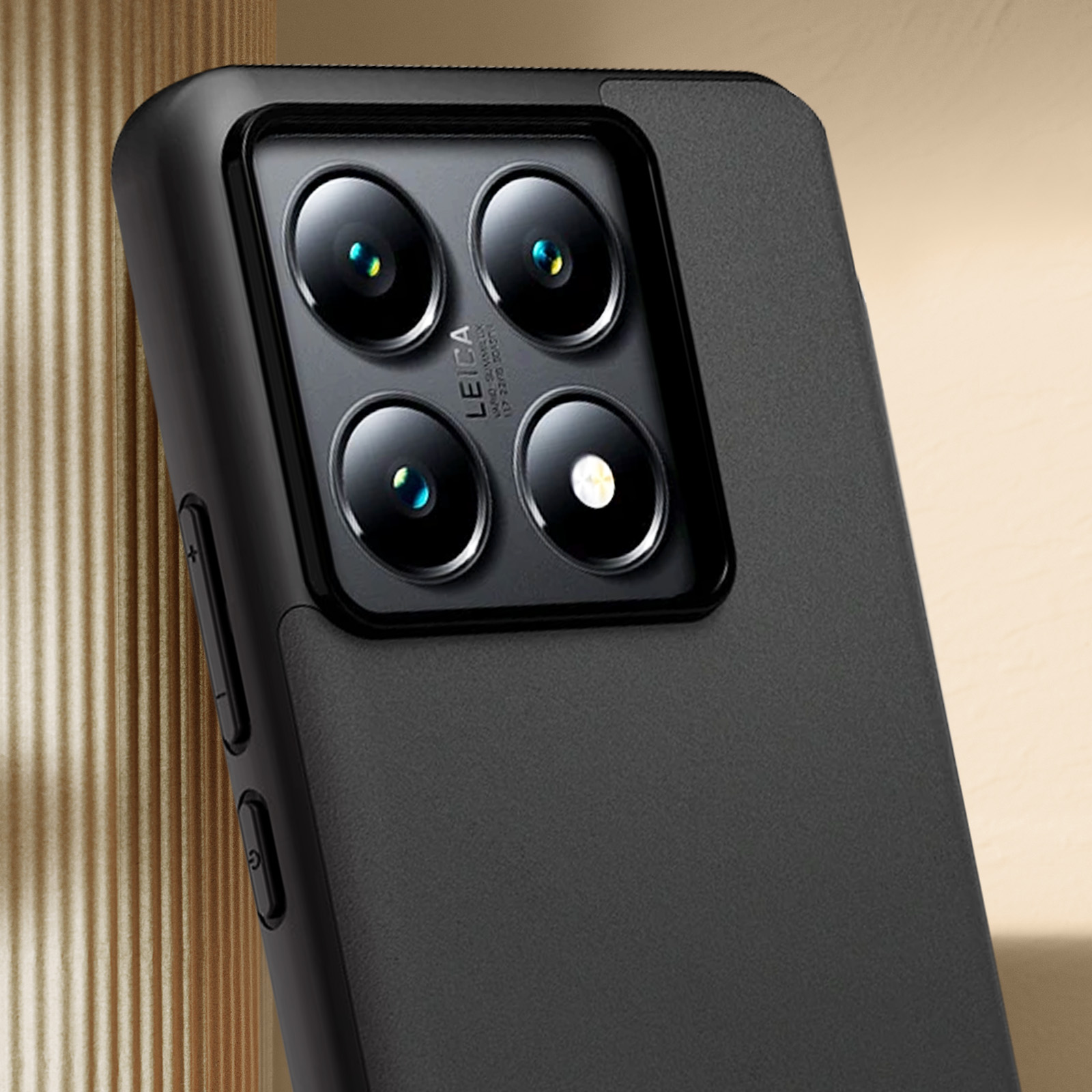 Zwarte telefoonhoes met meerdere cameralenzen. De lenzen zijn zwart en steken uit.