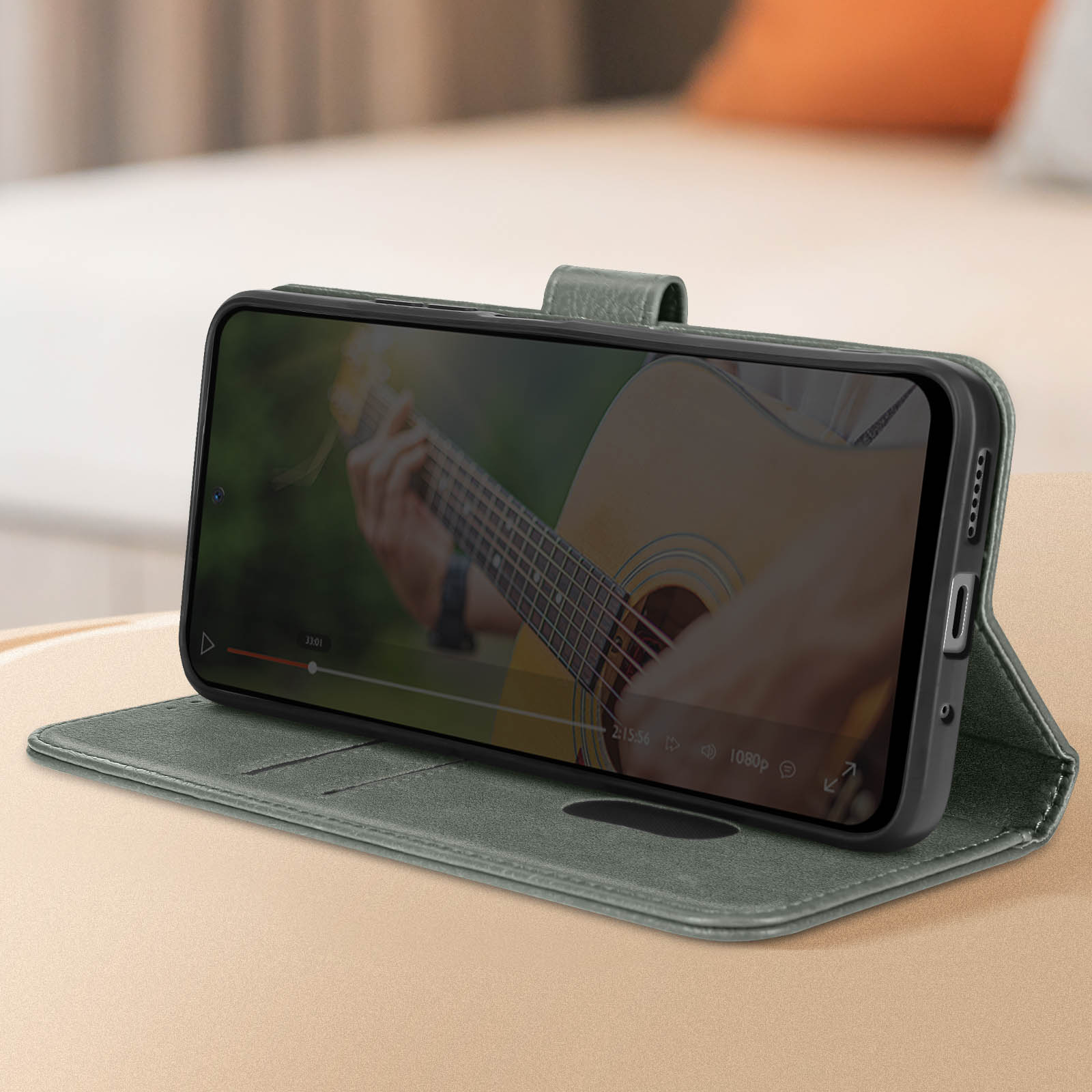 Telefono in custodia verde che riproduce un video di chitarra.