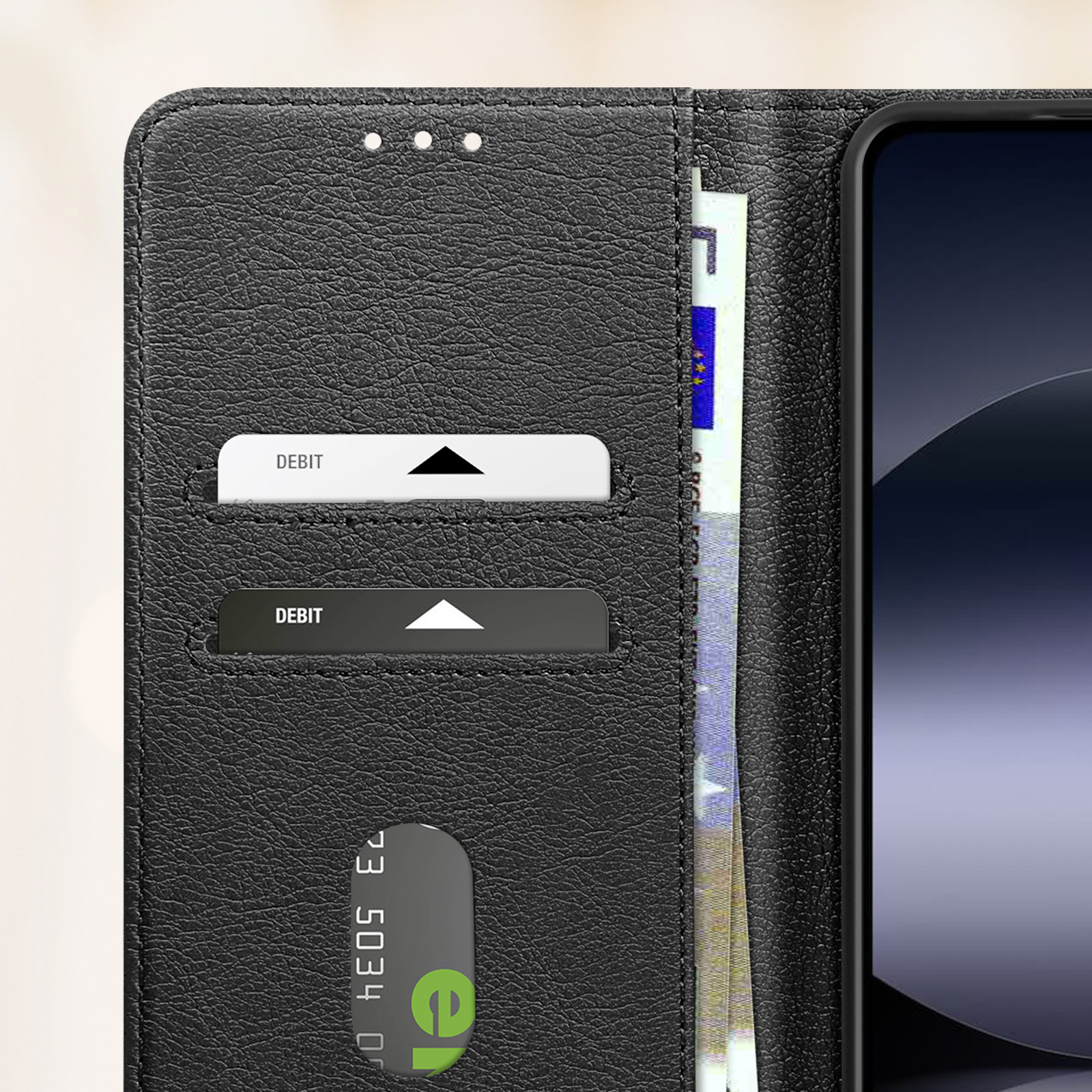 Custodia per telefono in pelle nera, con scomparti per carte, contenente una carta di debito e banconote in euro.