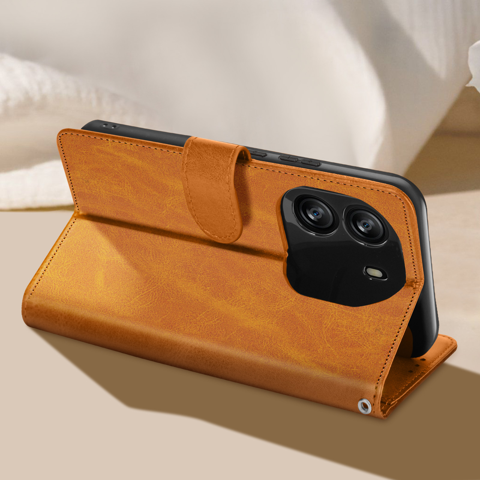 Braune Leder-Handyhülle aufgestellt, das Telefon darin zeigend.