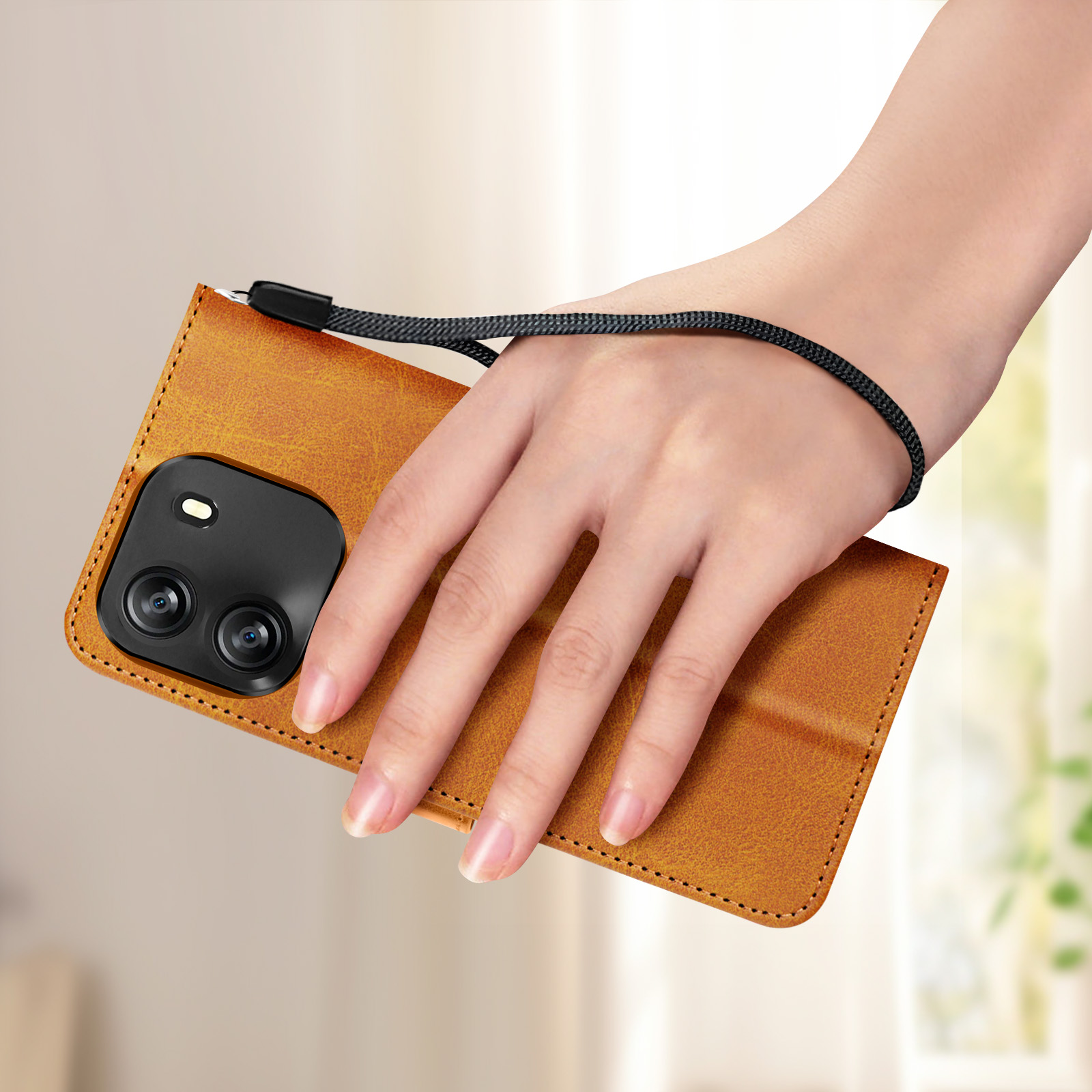 Eine Hand, die eine braune Handyhülle mit einem schwarzen Riemen hält.