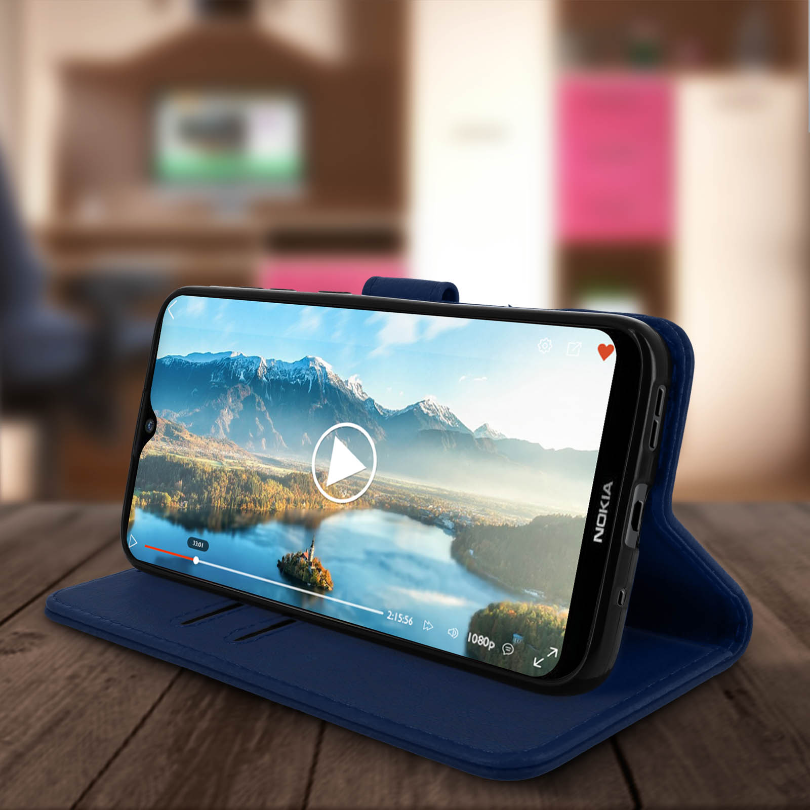 Telefono in custodia blu che mostra un video con il pulsante play.