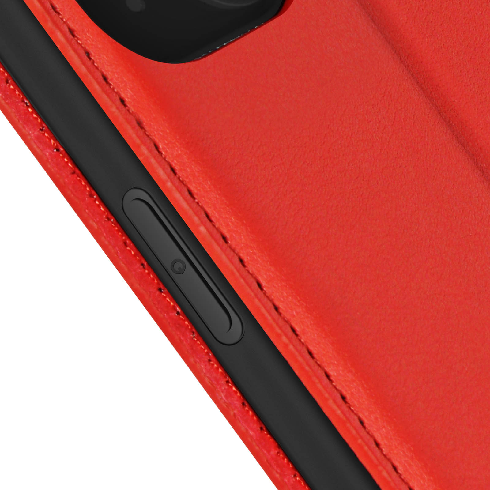 Primo piano di custodia rossa con pulsanti laterali visibili. Telefono nero all'interno.