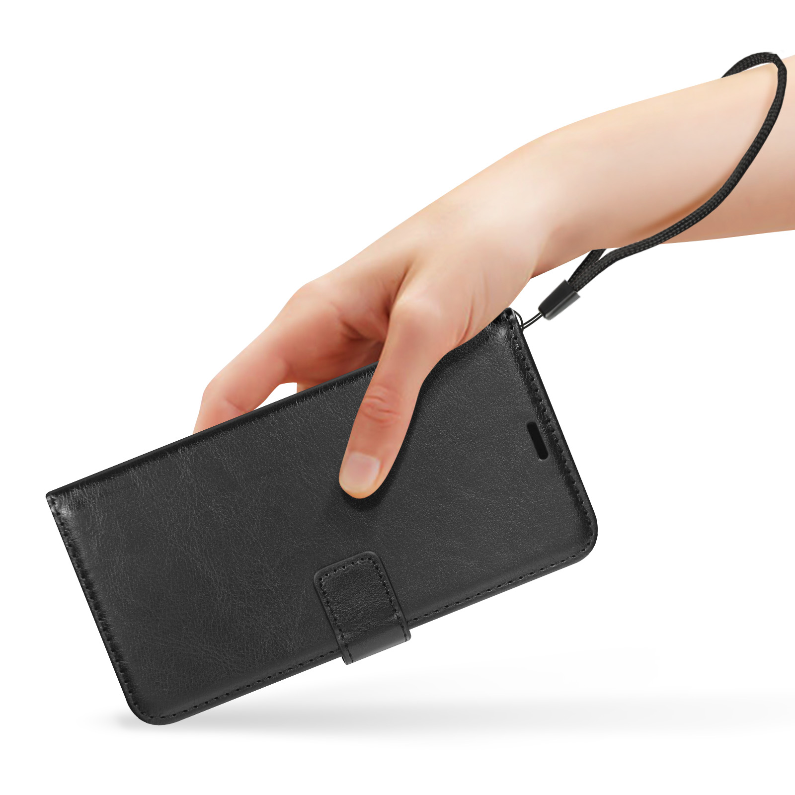 Mano che tiene una custodia per telefono nera con cinturino e chiusura.