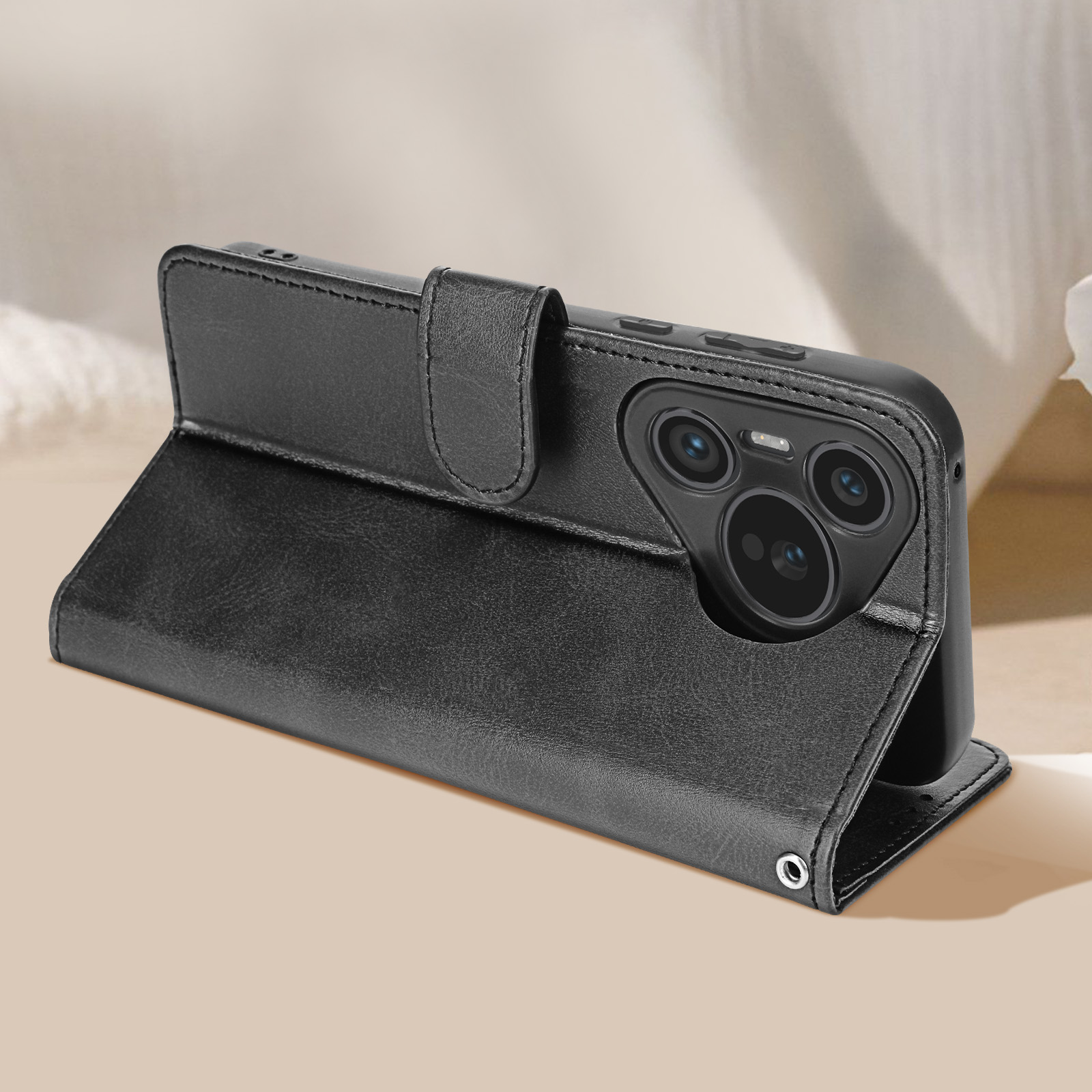 Custodia nera aperta, che rivela il telefono. Sfondo: superficie beige con sfondo sfocato.