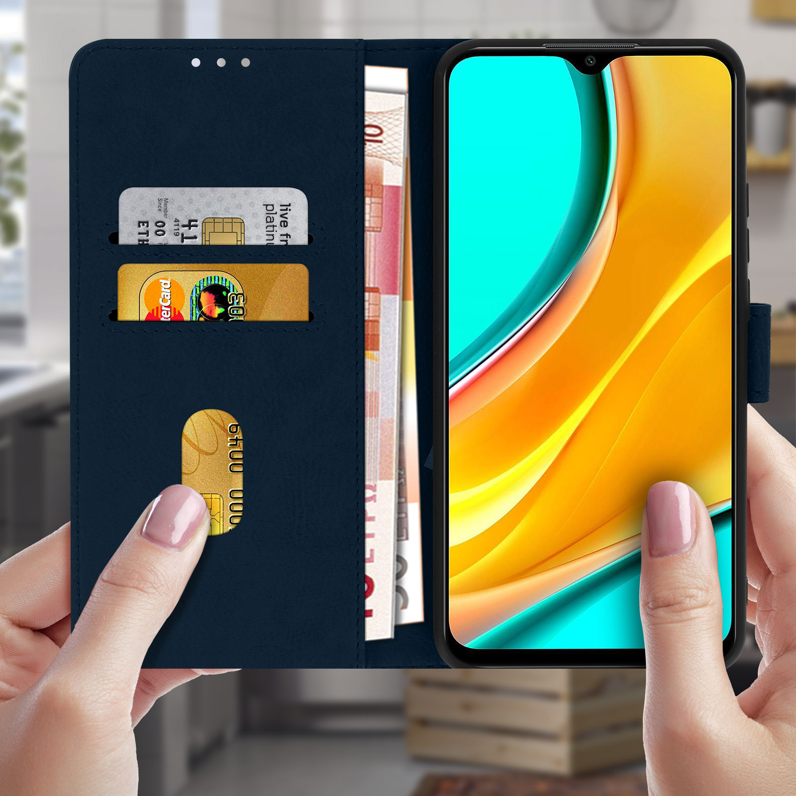 Custodia blu navy con telefono che mostra uno schermo giallo e arancione. Denaro e carte visibili.