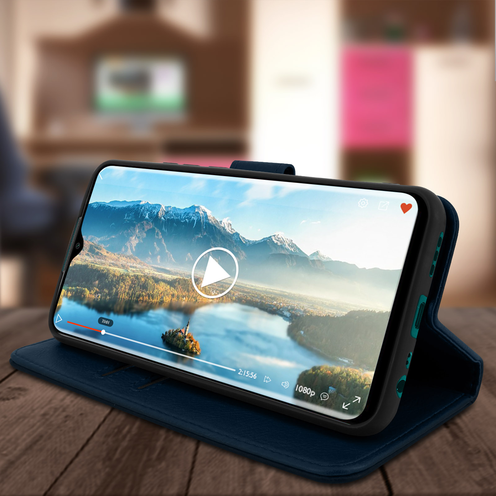 Custodia blu per telefono, aperta sul tavolo. Video in riproduzione sullo schermo del telefono, con pulsante play.