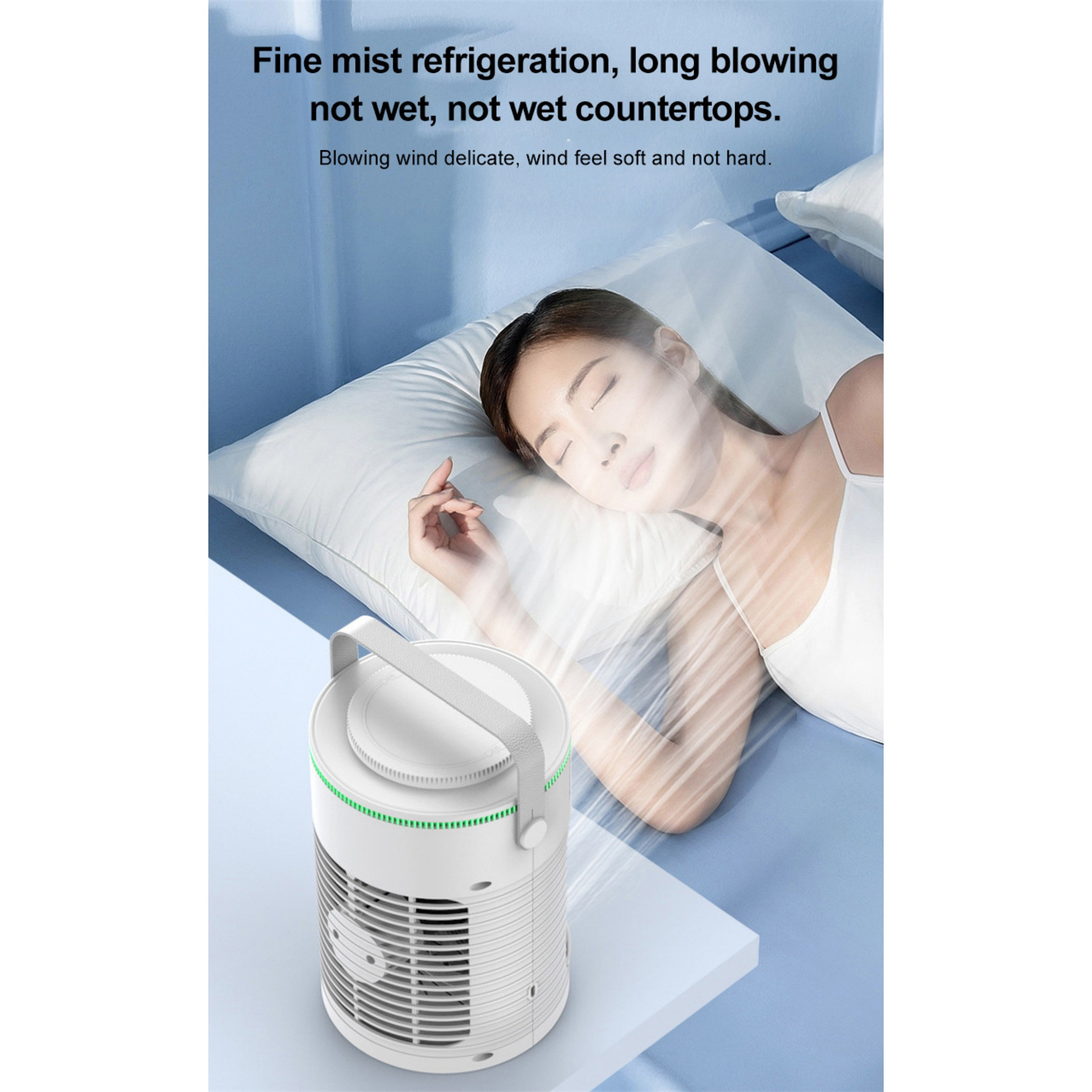 Eine schlafende Frau mit einem Kühlnebelventilator, der auf sie auf einem Bett bläst.