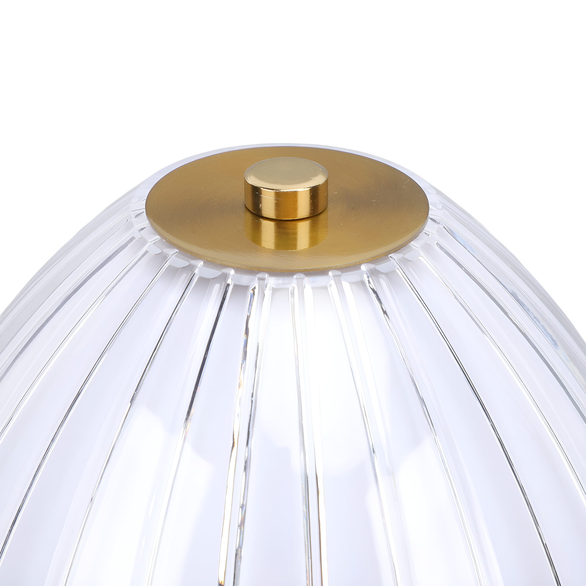 Nahaufnahme eines klaren, geriffelten Glas-Lampenschirms mit goldenem Deckel. Weißer Hintergrund.