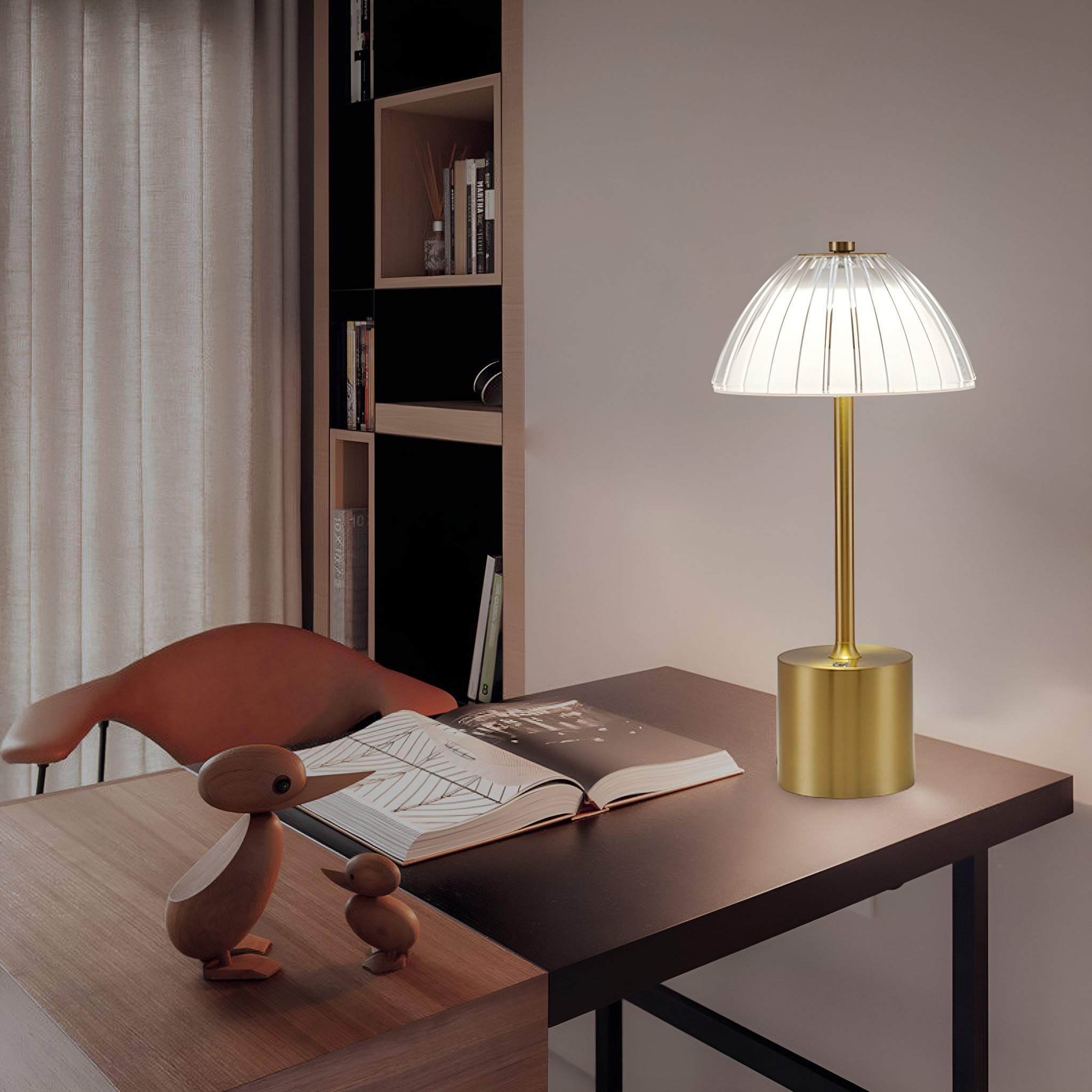Eine beleuchtete Tischlampe auf einem Schreibtisch. Ein Buch, ein Holzvogel und ein Stuhl befinden sich im Raum. Der Hintergrund ist verschwommen.