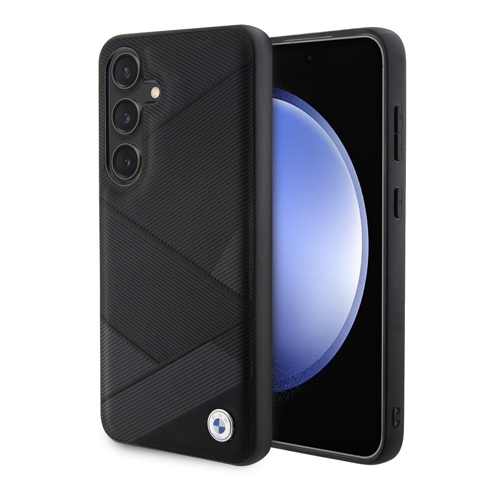 Custodia per telefono nera con linee diagonali, logo BMW. Il telefono è nella custodia. Sfondo bianco.