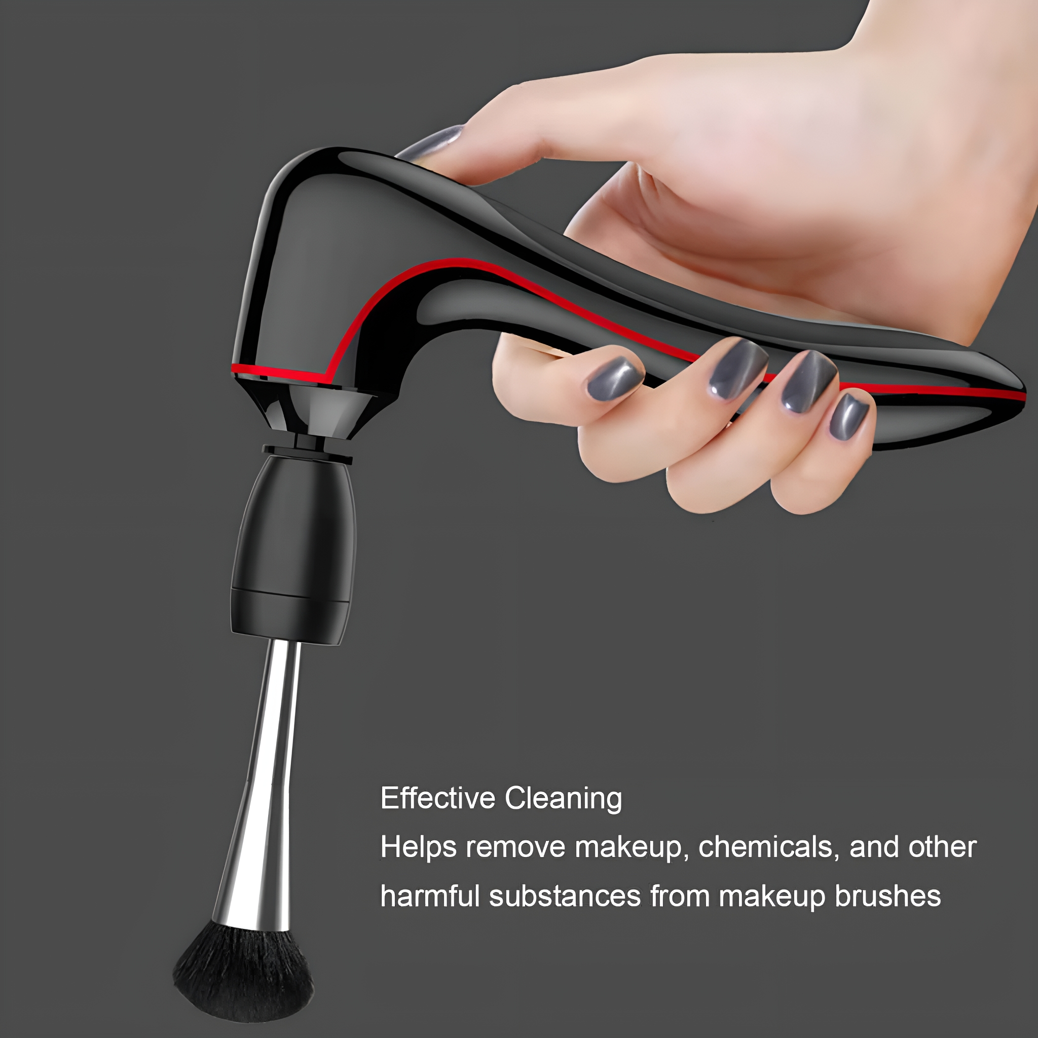 Eine Hand hält einen schwarzen Make-up-Pinselreiniger mit Bürstenkopf auf dunklem Grund.