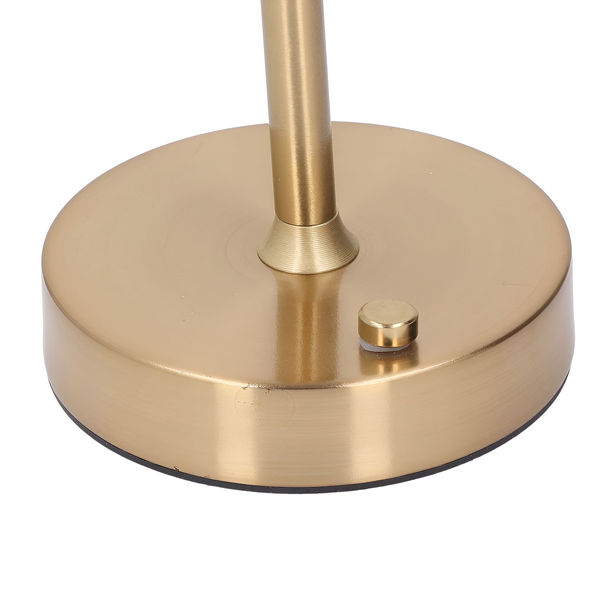 Goldfarbener Lampensockel mit runder Form und einem Knopf. Weißer Hintergrund.