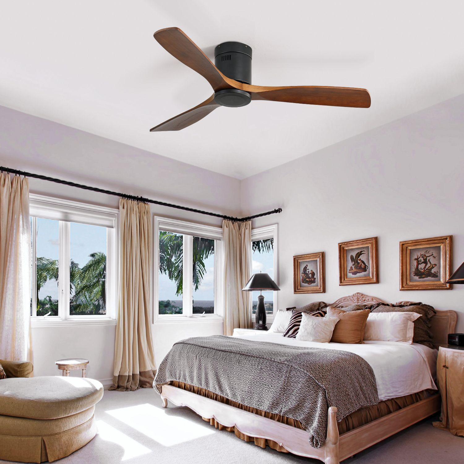 Ein Schlafzimmer mit Deckenventilator. Weiße Wände, Fenster und ein Bett.