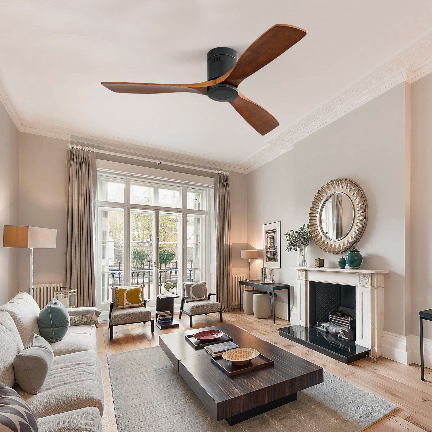 Wohnzimmer mit Deckenventilator, Sofa, Stühlen, Spiegel und Kamin.