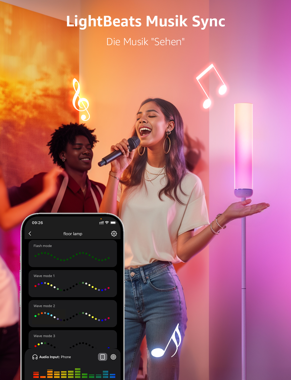 Eine Frau singt in ein Mikrofon. Ein Telefon zeigt Musikeinstellungen. Musiknoten umgeben sie. Pinkes und violettes Licht.