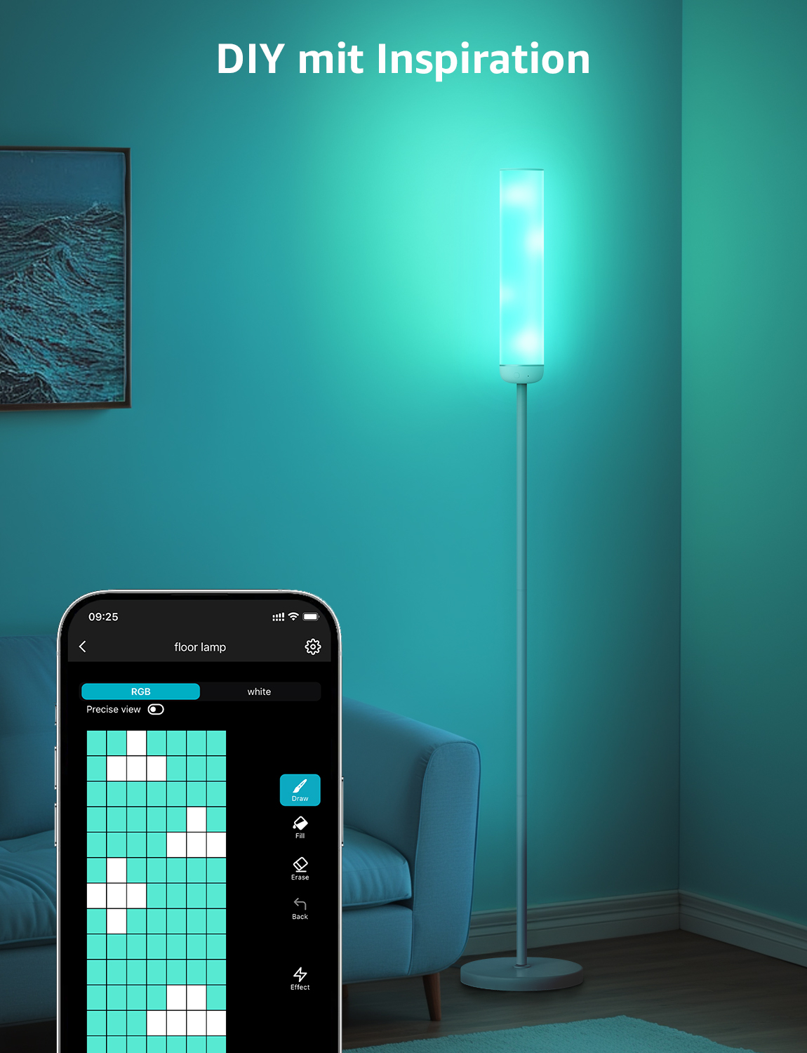 Eine moderne Stehlampe mit einem Telefon, das Farboptionen zeigt. Ein Sofa und eine Wand sind im Hintergrund.
