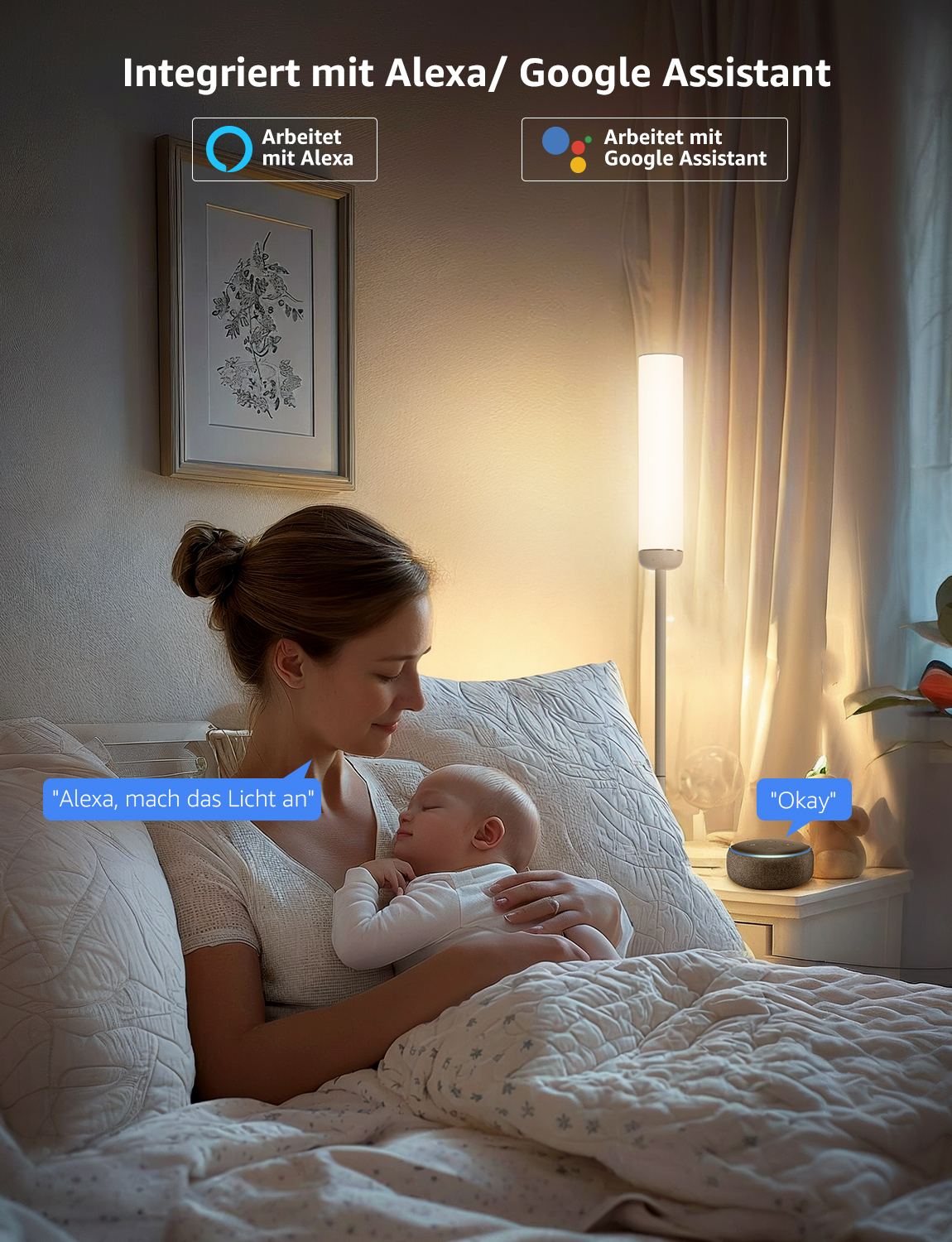 Eine Mutter hält ein Baby in einem Bett. Ein Smart-Home-Gerät und eine Lampe sind im Hintergrund.