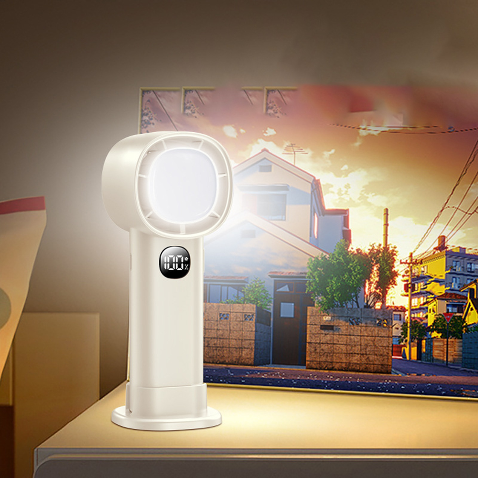 Ein weißer Ventilator mit digitaler Anzeige auf einem Tisch, mit buntem Hintergrund.