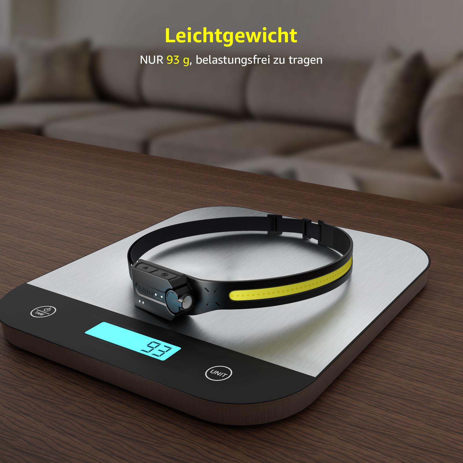 Stirnlampe auf einer Waage. Text: „Leichtgewicht, nur 93 g“. Die Waage zeigt 93. Der Hintergrund ist ein Tisch.