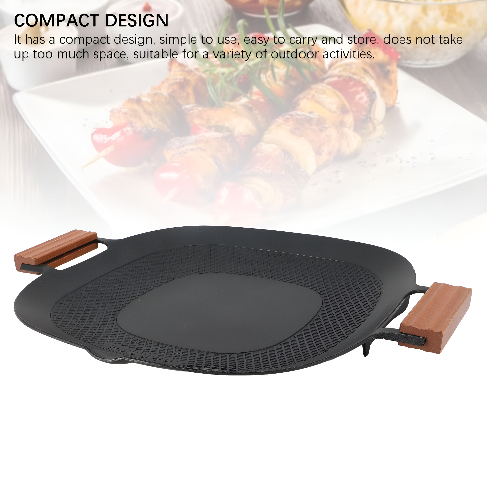 Eine schwarze Kochplatte mit Holzgriffen und einem verschwommenen Hintergrund mit Essen.