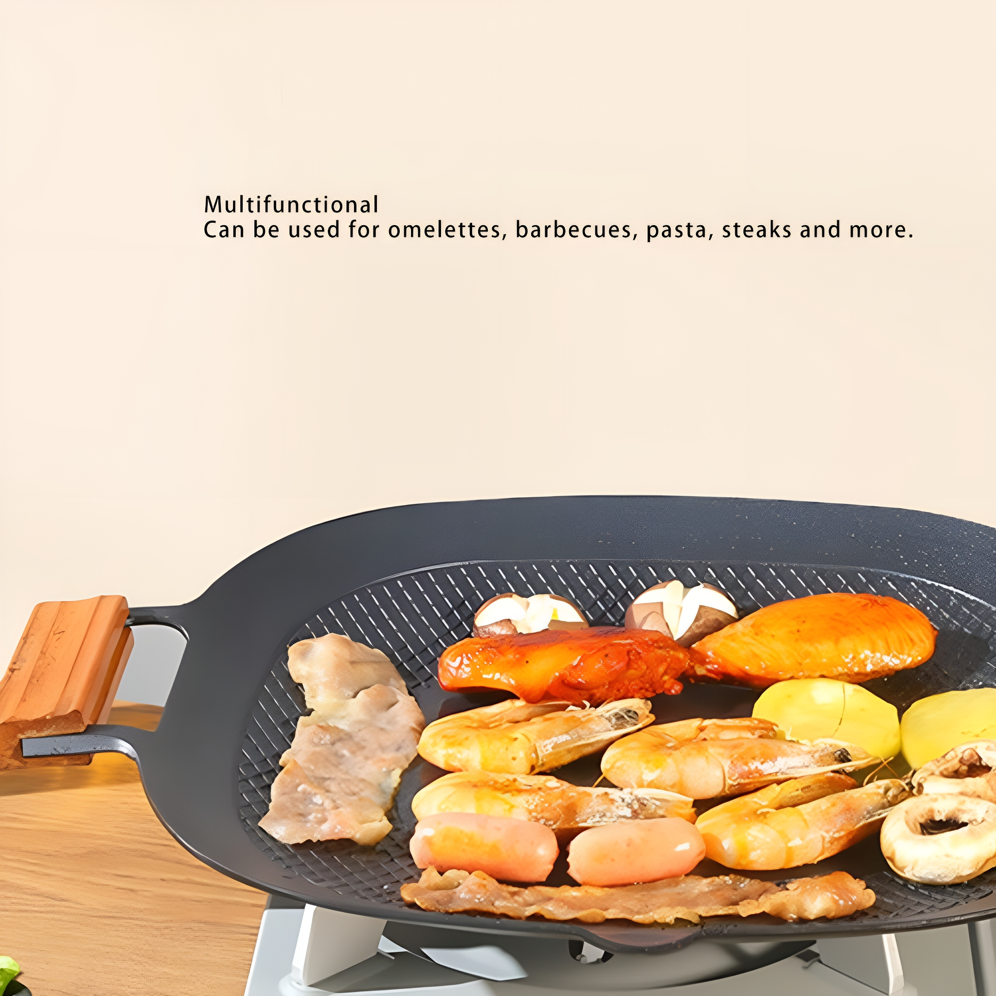 Essen auf einem Grill: Garnelen, Würstchen, Steaks, Gemüse. Text: Kann für Omeletts, Pasta usw. verwendet werden.