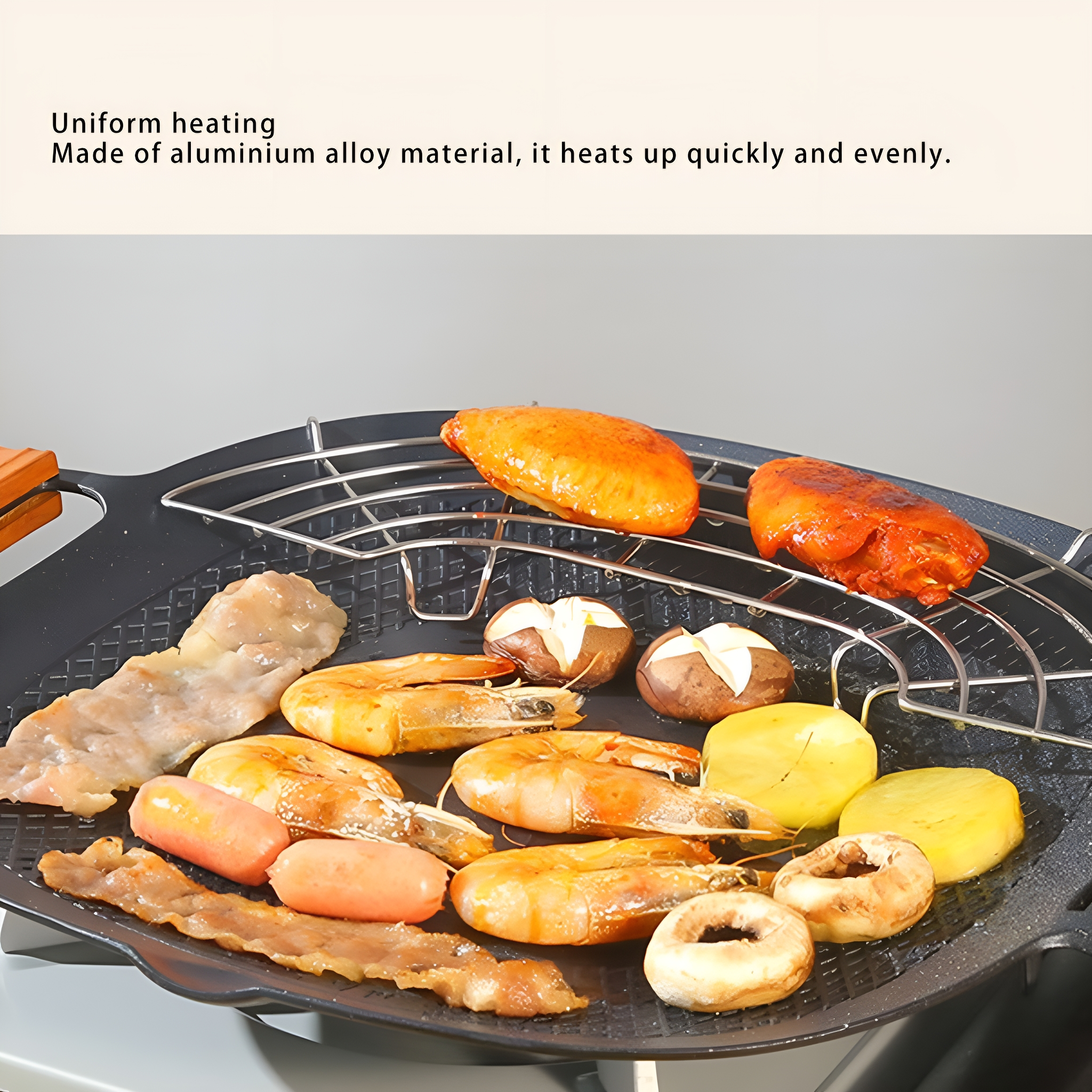 Essen auf einem Grill. Enthält Würstchen, Garnelen und Gemüse. Aus Aluminiumlegierung hergestellt.
