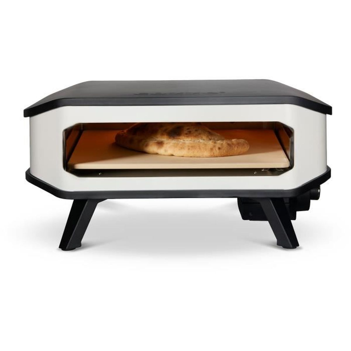 Een pizza-oven met een pizza erin. De oven is wit met zwarte accenten. De pizza ligt op een houten plank.