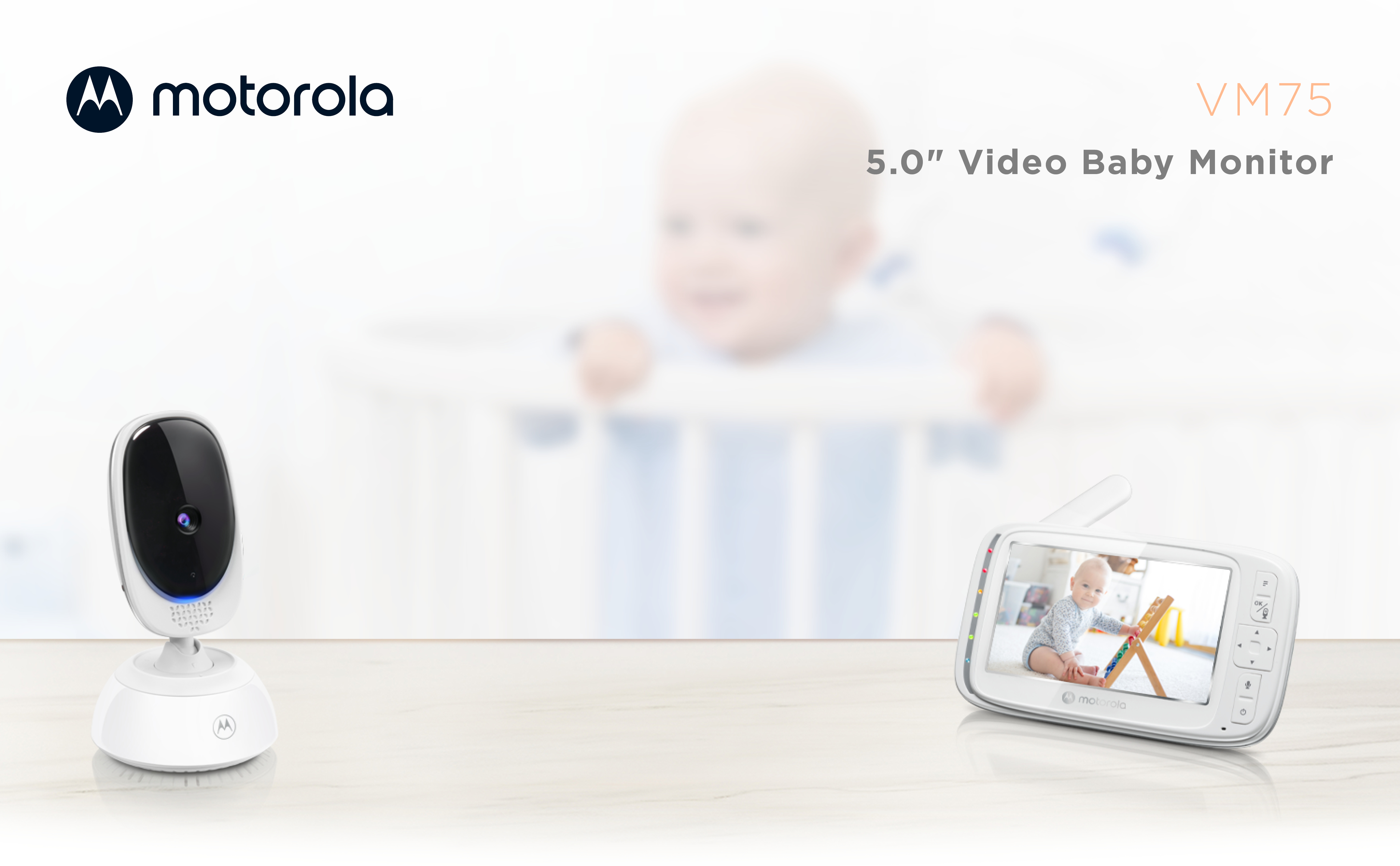 Motorola Video-Babyphone. Monitor rechts. Baby im Hintergrund.