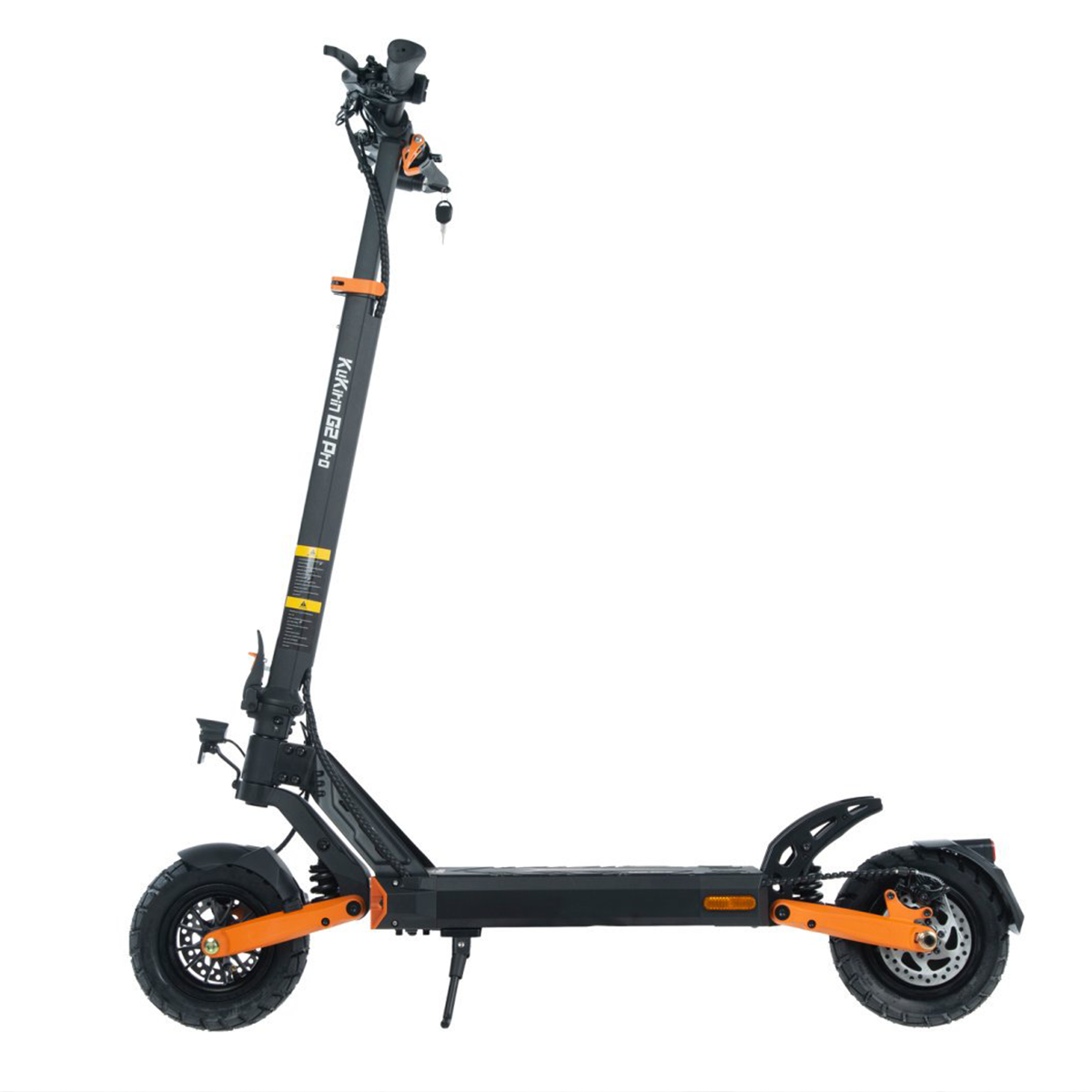 Patinete eléctrico negro y naranja sobre fondo blanco. Es un modelo KUKIRIN G2 Pro.