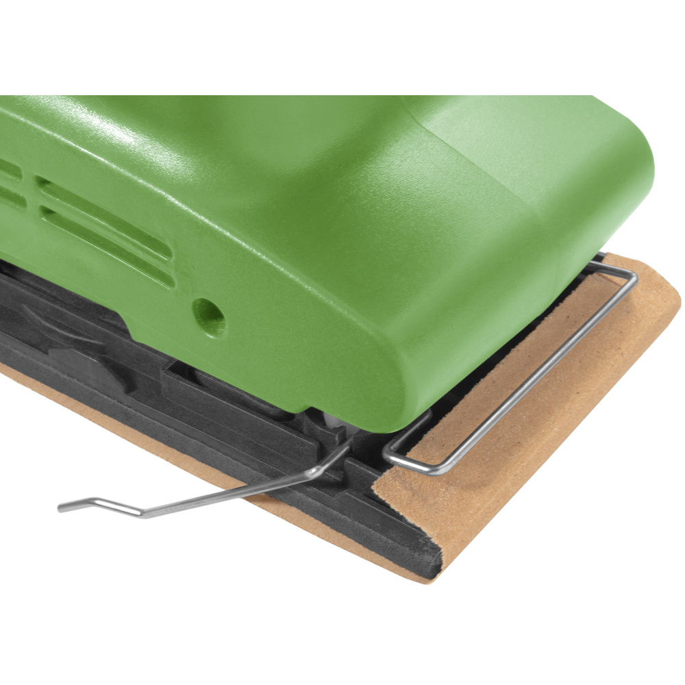 Zielona szlifierka z papierem ściernym i metalowym klipsem, zbliżenie.