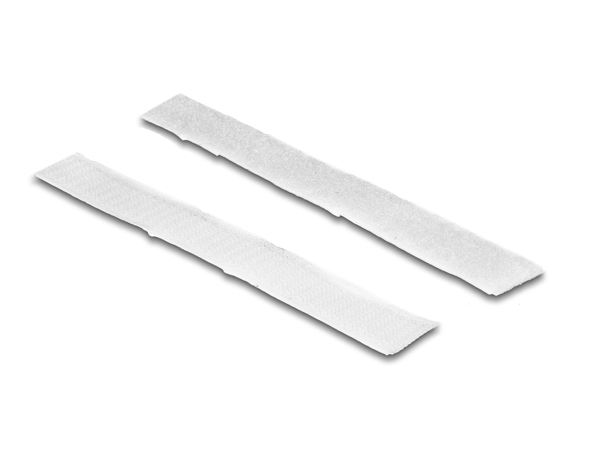 Deux bandes de tissu blanc, peut-être pour repasser, sur une surface blanche.