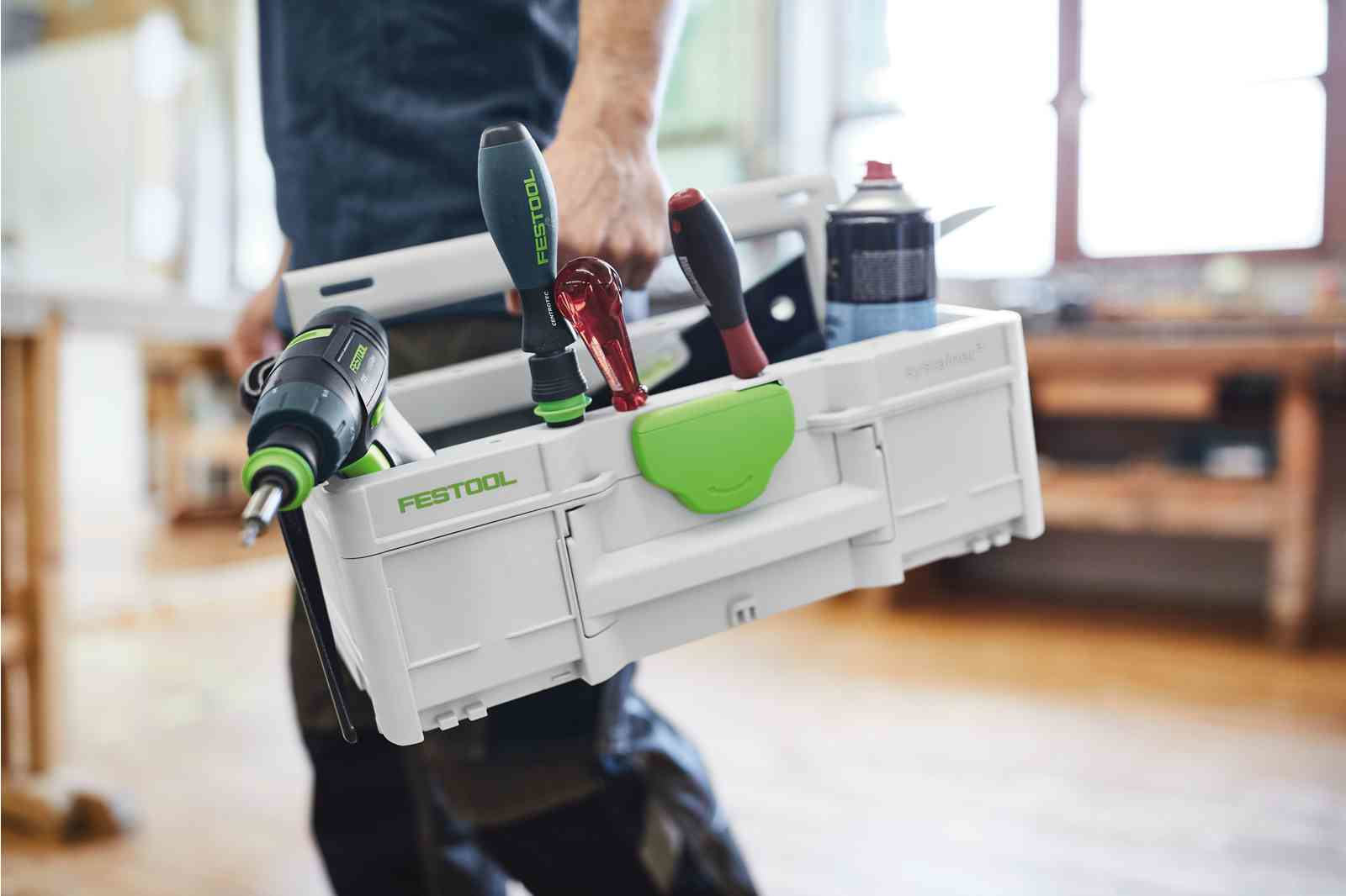 Una persona tiene una cassetta degli attrezzi con attrezzi. Il marchio della cassetta è Festool.