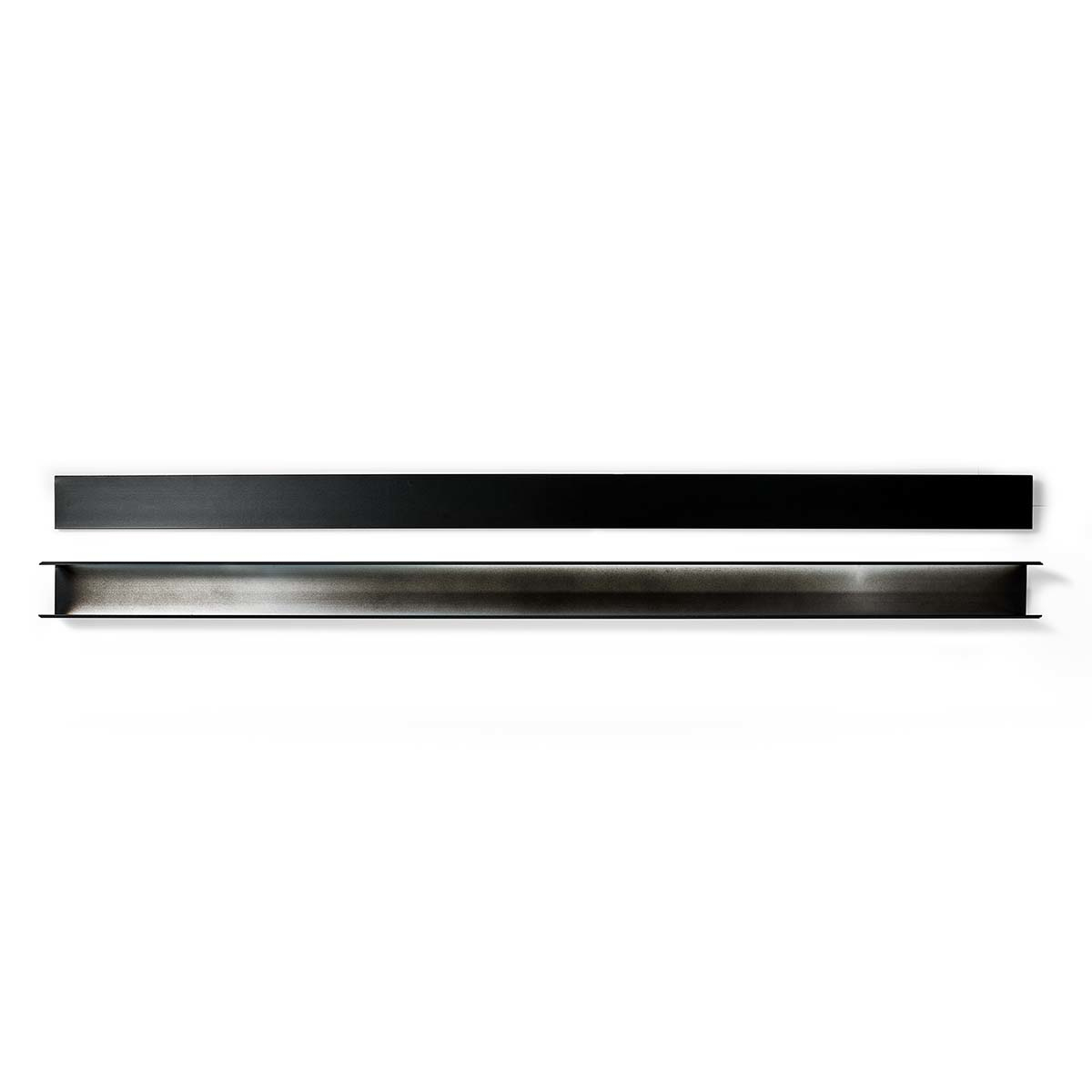 Zwei Metallstangen, eine schwarz und eine silber, auf weißem Hintergrund. Die Silberstange ist unten.