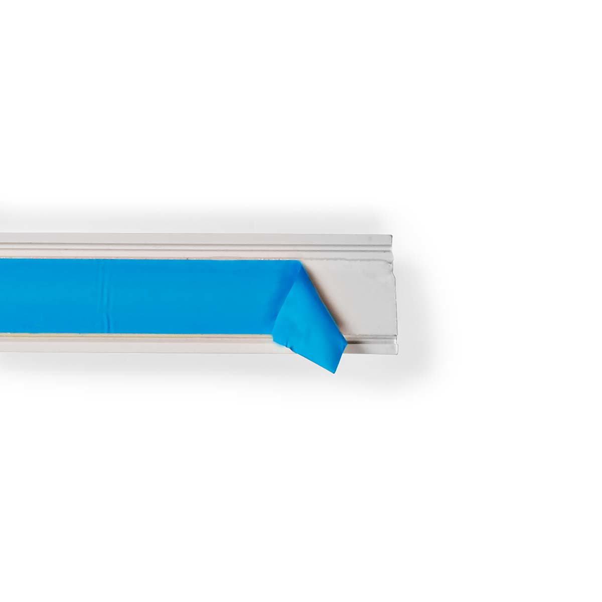 Weiß lackierte Leiste mit teilweise abgezogenem blauen Klebeband. Weißer Hintergrund.