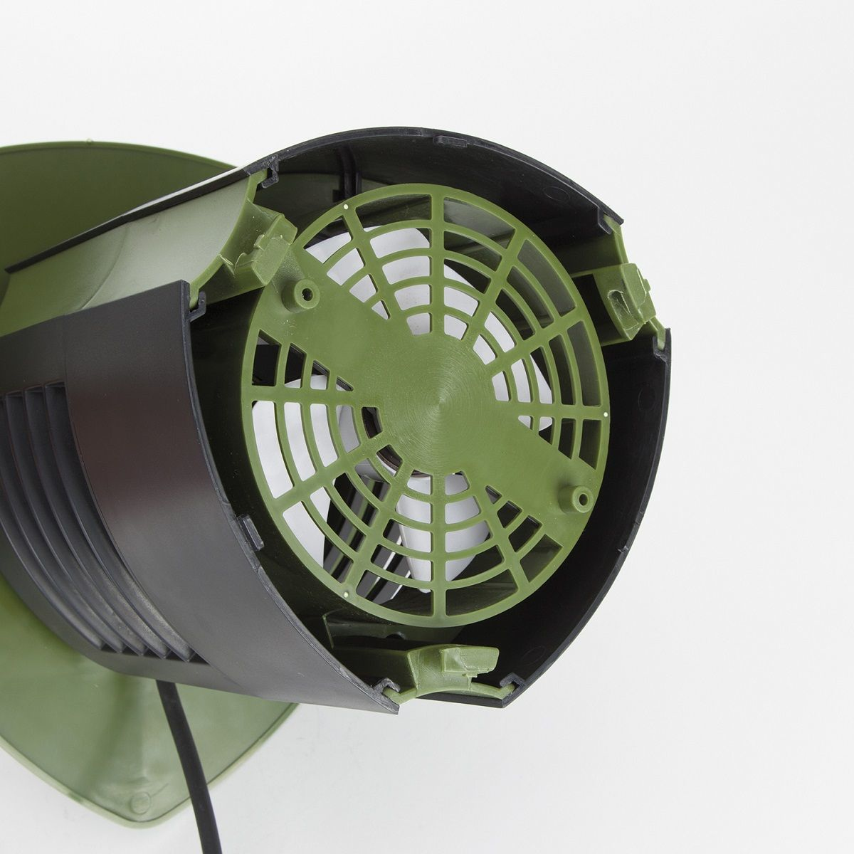 Ventilador verde y negro. Aspas verdes dentro de una carcasa negra y curvada.