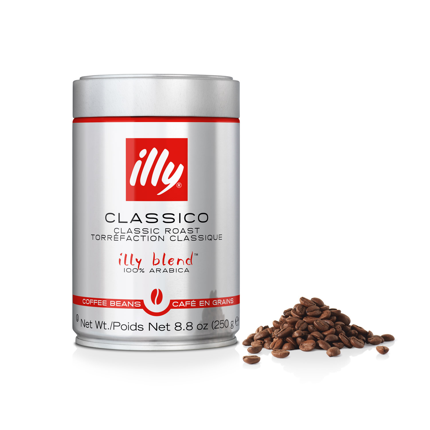 Una lata de café illy y un montón de granos de café sobre un fondo blanco.
