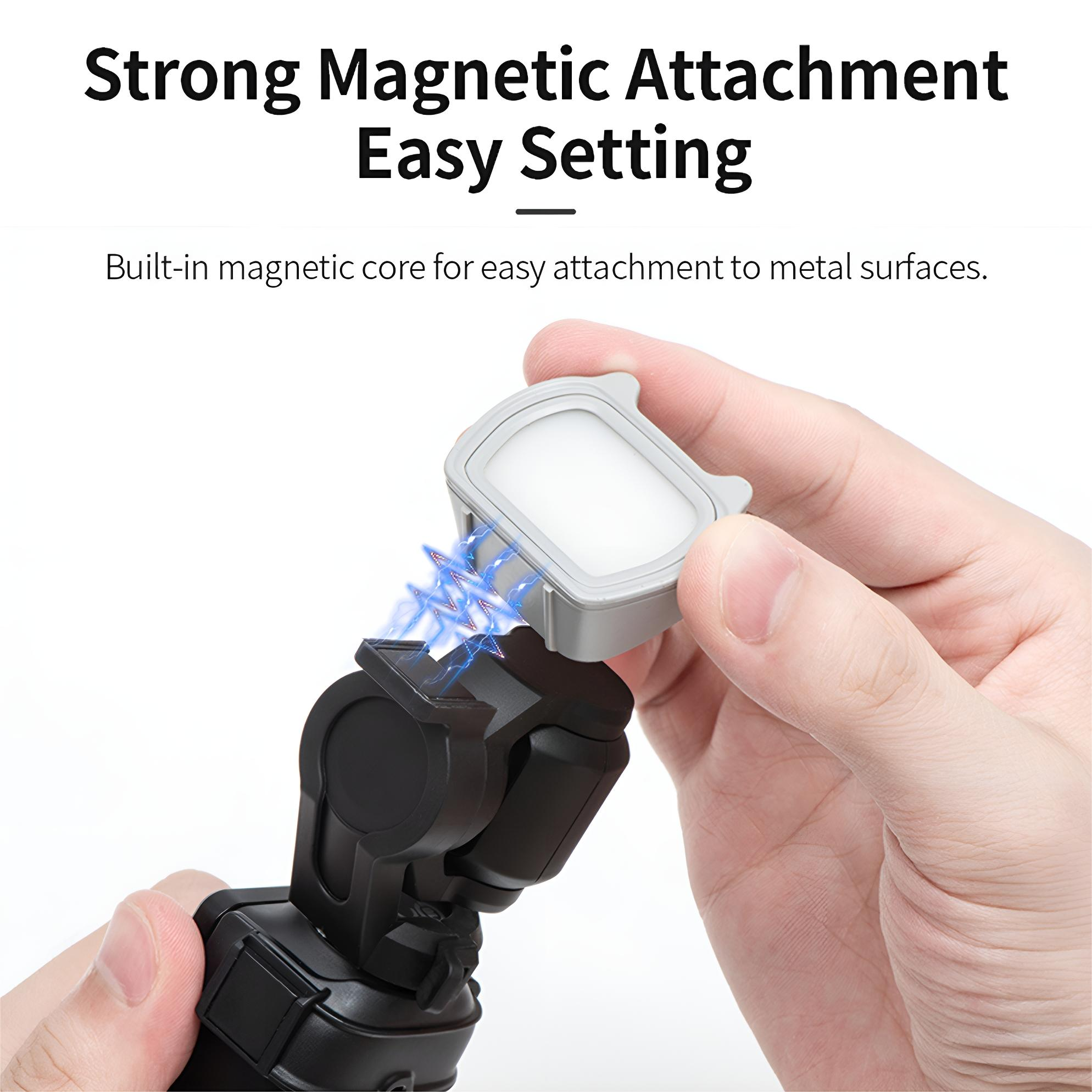 Eine Hand zeigt, wie ein magnetisches Zubehör an einem schwarzen Gerät befestigt wird. Der Text lautet 'Strong Magnetic Attachment'.